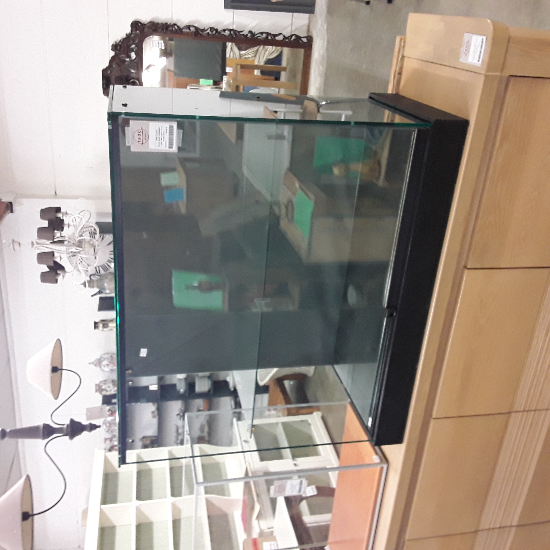 <p>Vitrine  porte coulissante<br />L: 100x l:45x h:65cm  + acs  <br />100,00 € T.T.C<br /><a href="/Article/123315?type=depose" style="color:white;" target="_blank">Lien vers l'article</a></p>