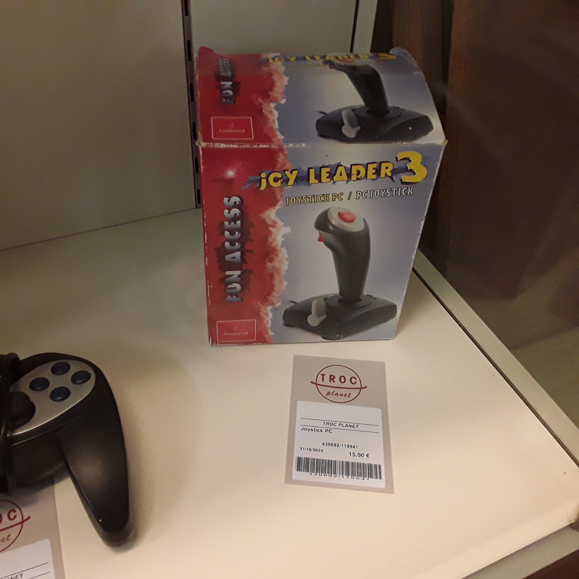 <p>Joystick PC<br />3,00 € T.T.C<br /><a href="/Article/119941?type=depose" style="color:white;" target="_blank">Lien vers l&#39;article</a></p>