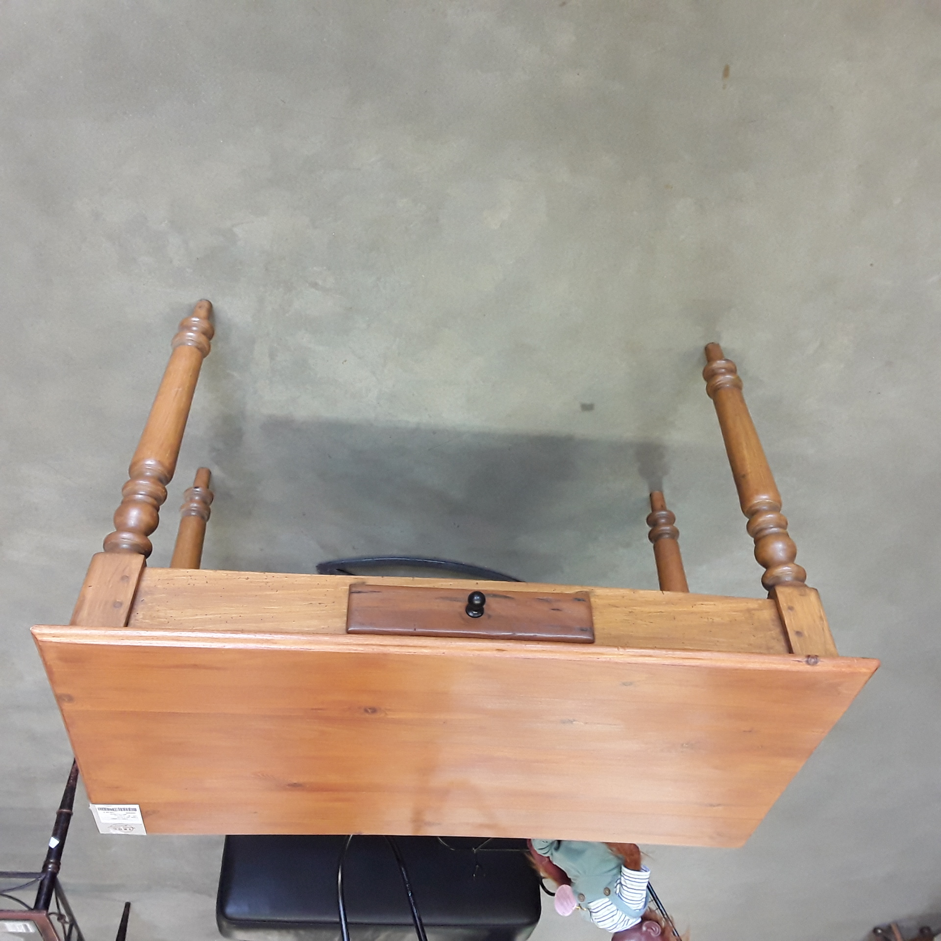 <p>Table pin 1 tiroir<br />105 * 57 * H 72 Cm<br />125,00 € T.T.C<br /><a href="/Article/124335?type=depose" style="color:white;" target="_blank">Lien vers l'article</a></p>