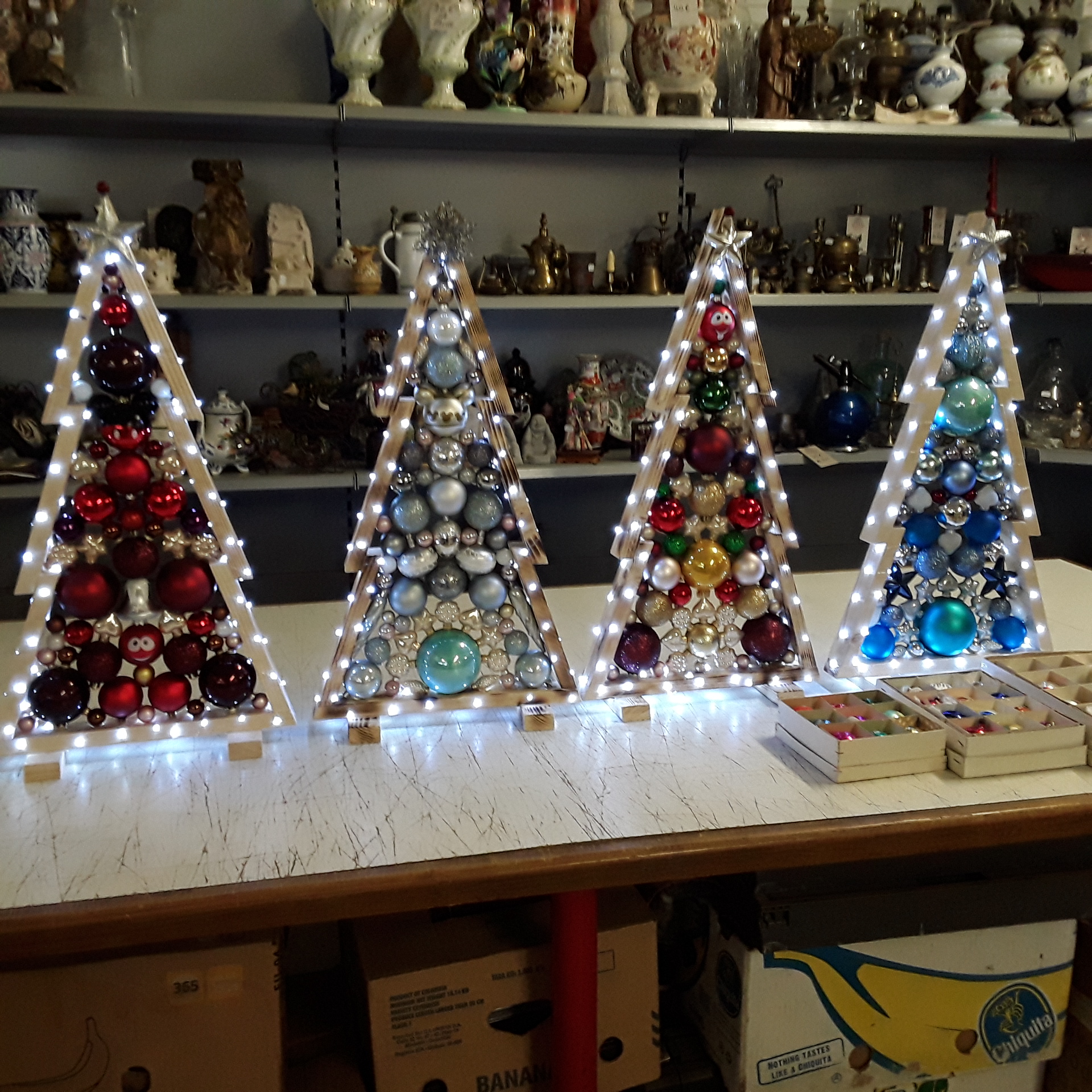 <p>Sapin de Noël éclairé<br />artisanal<br />69,00 € T.T.C<br /><a href="/Article/122726?type=depose" style="color:white;" target="_blank">Lien vers l&#39;article</a></p>