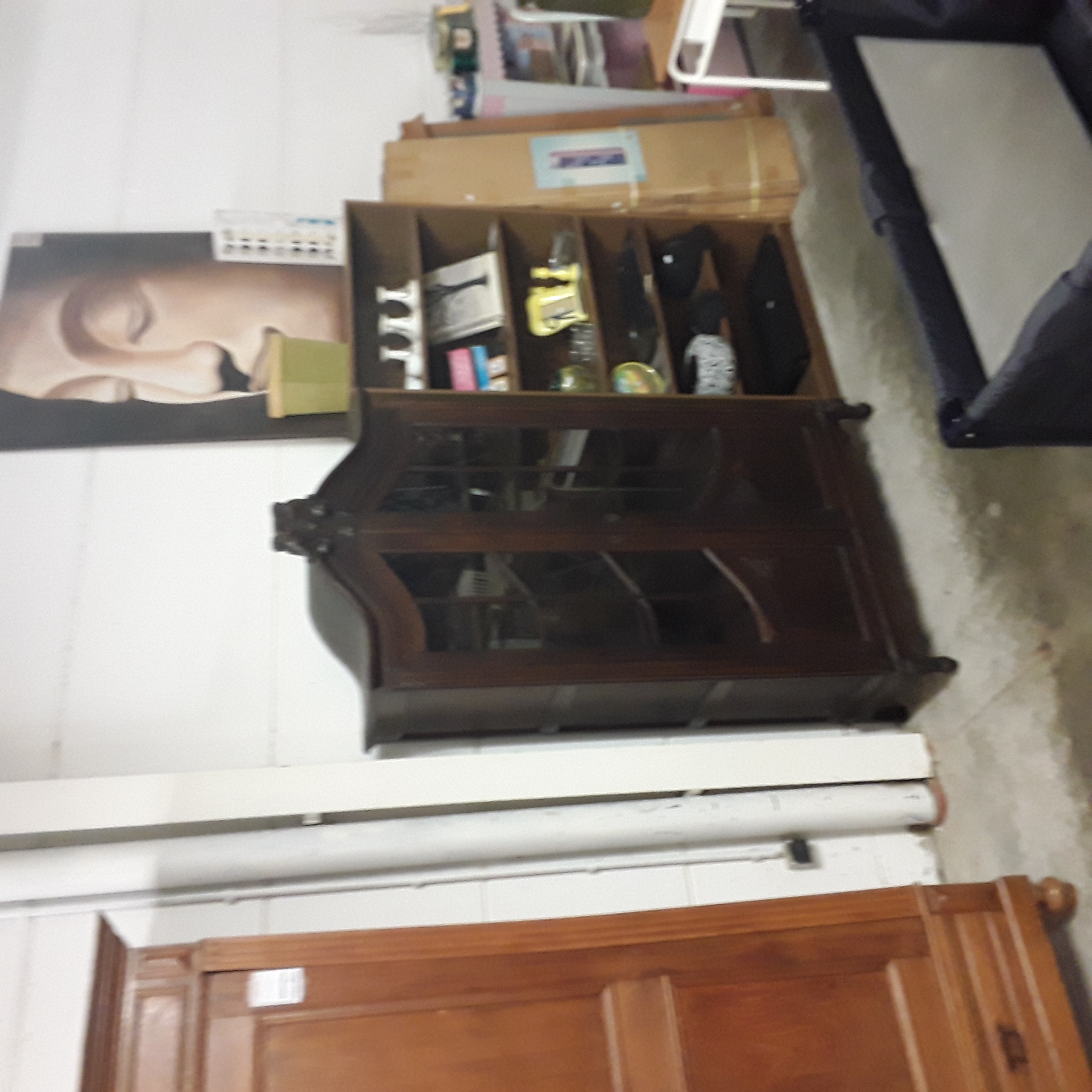 <p>Armoire vitrée bois foncé <br />Style louis xv  ACS: clef<br />150,00 € T.T.C<br /><a href="/Article/123724?type=depose" style="color:white;" target="_blank">Lien vers l'article</a></p>