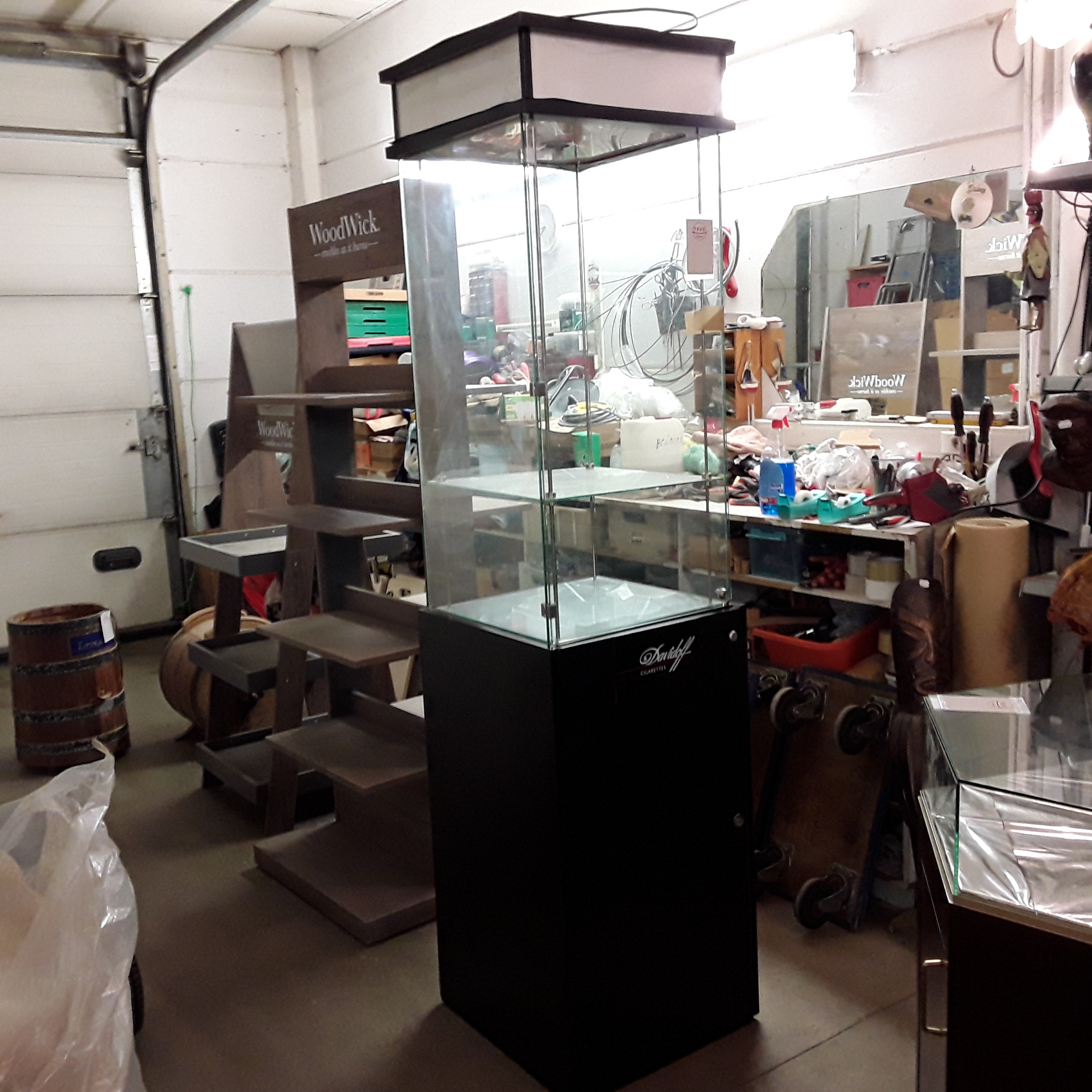 <p>Vitrine 2 portes Davidoff<br />!! sans clef !!<br />60,00 € T.T.C<br /><a href="/Article/122826?type=depose" style="color:white;" target="_blank">Lien vers l&#39;article</a></p>