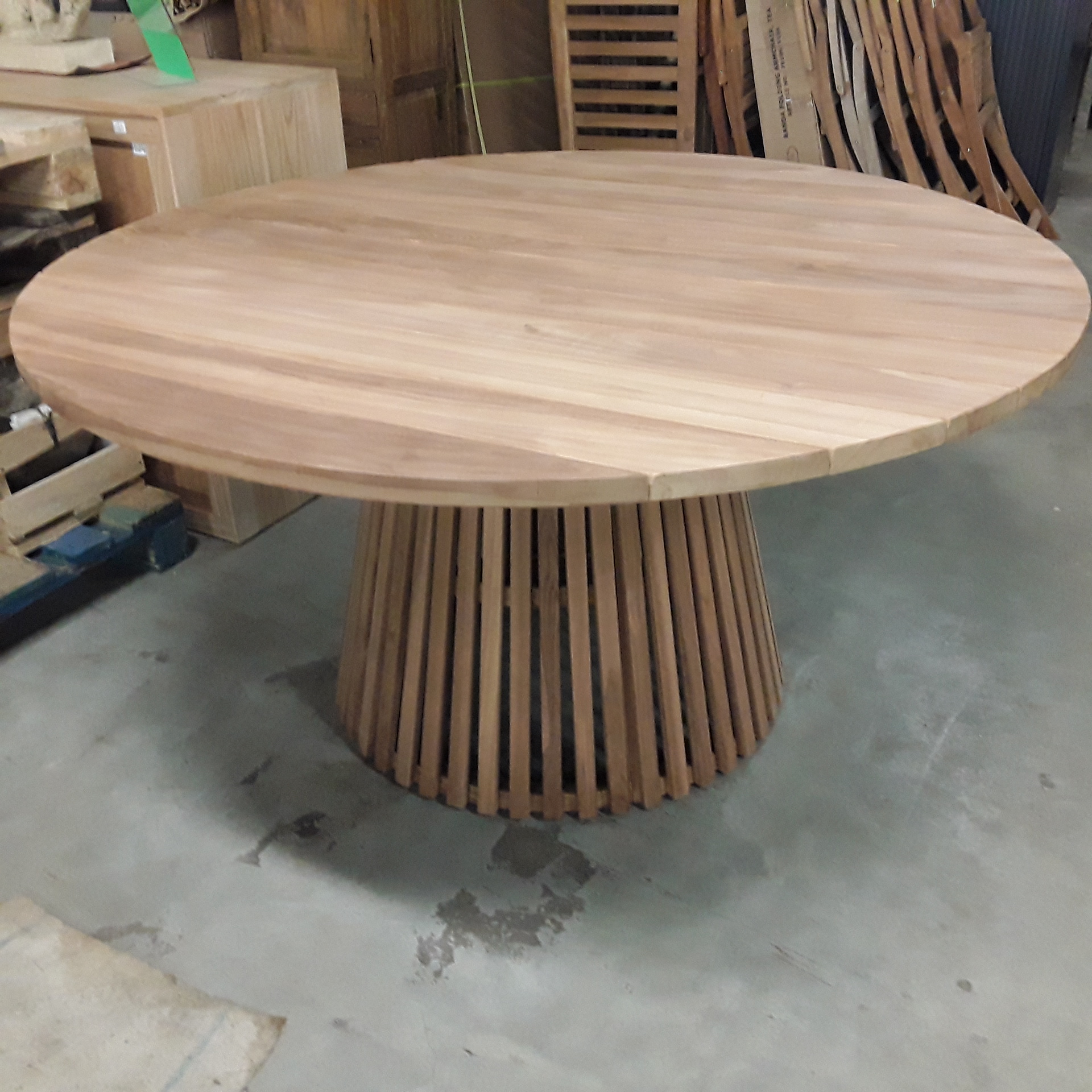 <p>Table ronde Teck<br />diamètre 150 Cm (3)<br />1 099,00 € T.T.C<br /><a href="/Article/4554?type=neuf" style="color:white;" target="_blank">Lien vers l&#39;article</a></p>