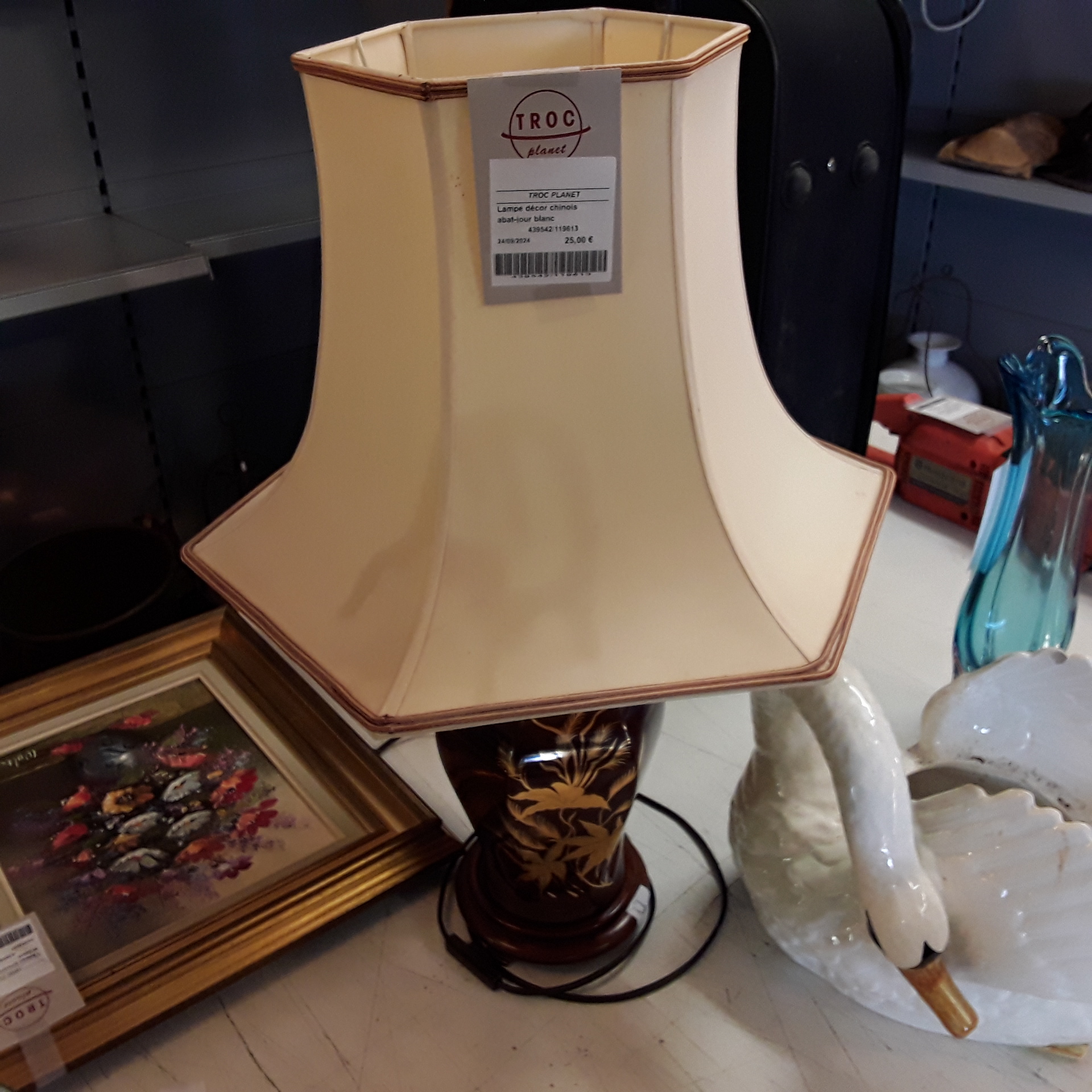 <p>Lampe décor chinois<br />abat-jour blanc<br />5,00 € T.T.C<br /><a href="/Article/119613?type=depose" style="color:white;" target="_blank">Lien vers l&#39;article</a></p>