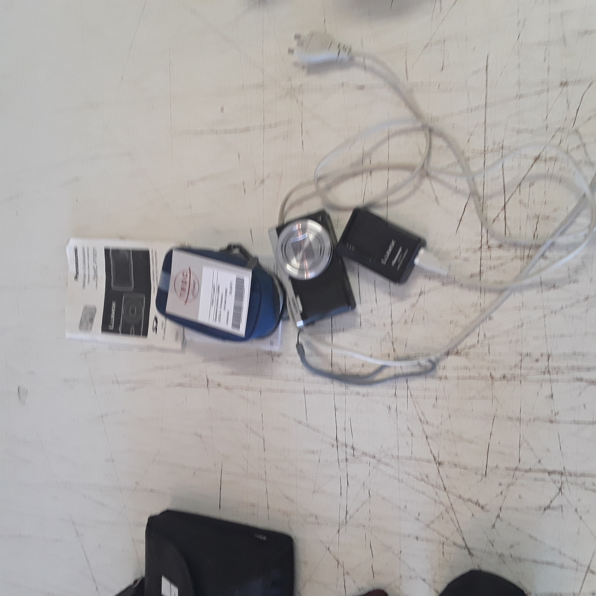 <p>Appareil photo LUMIX<br />LEICA + chargeur<br />30,00 € T.T.C<br /><a href="/Article/123987?type=depose" style="color:white;" target="_blank">Lien vers l'article</a></p>