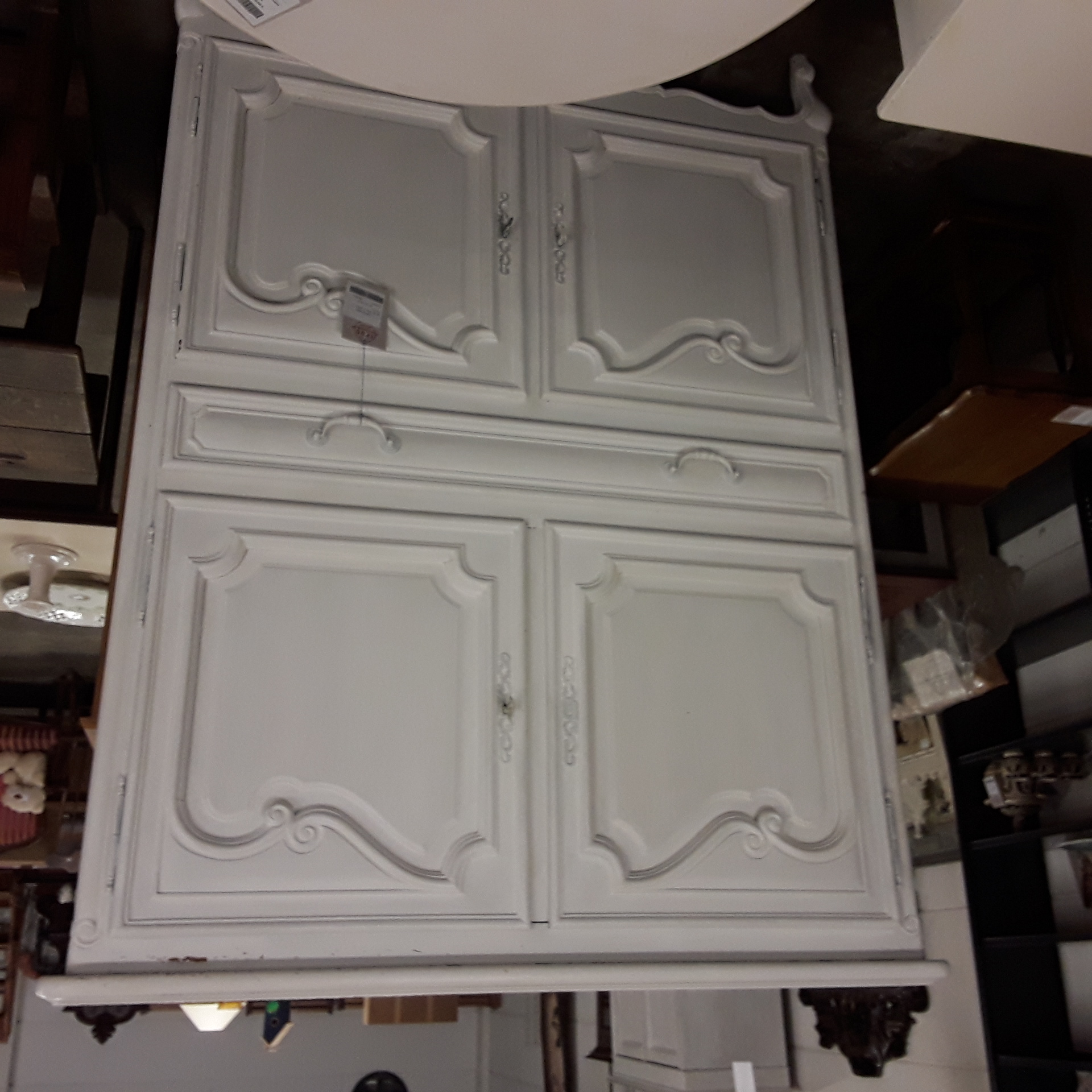 <p>Meuble blanc 4 portes<br />2 tiroirs<br />100,00 € T.T.C<br /><a href="/Article/123156?type=depose" style="color:white;" target="_blank">Lien vers l'article</a></p>