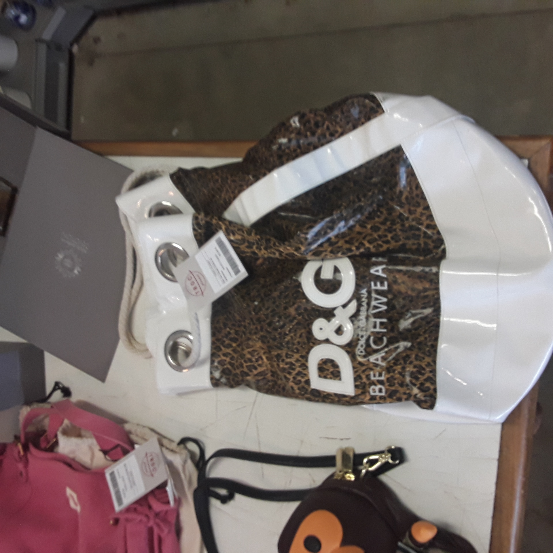 <p>Sac de plage Dolce et <br />Gabbana<br />50,00 € T.T.C<br /><a href="/Article/124253?type=depose" style="color:white;" target="_blank">Lien vers l'article</a></p>