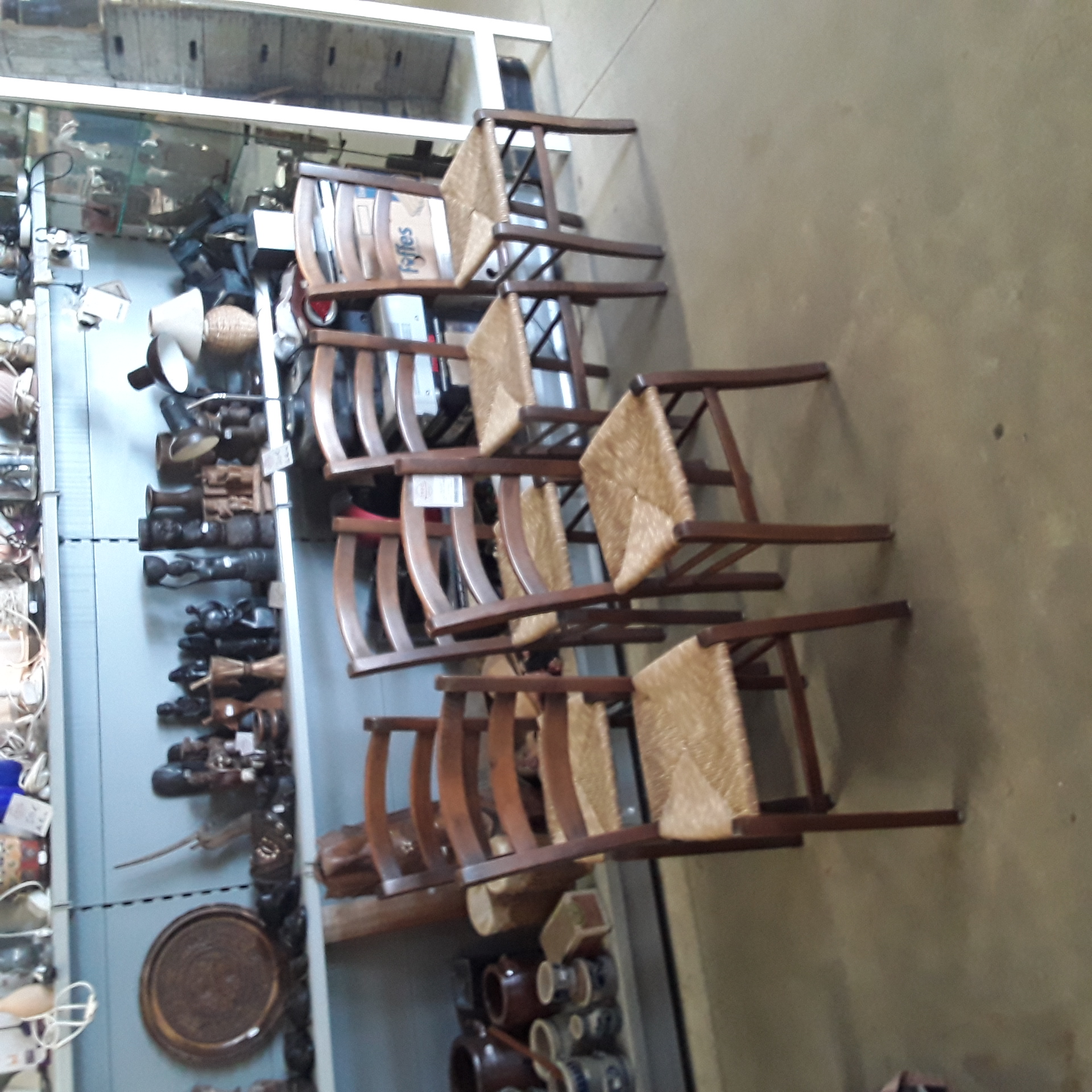 <p>Lot de 6 chaises ancienne bois<br />paille<br />90,00 € T.T.C<br /><a href="/Article/124042?type=depose" style="color:white;" target="_blank">Lien vers l'article</a></p>