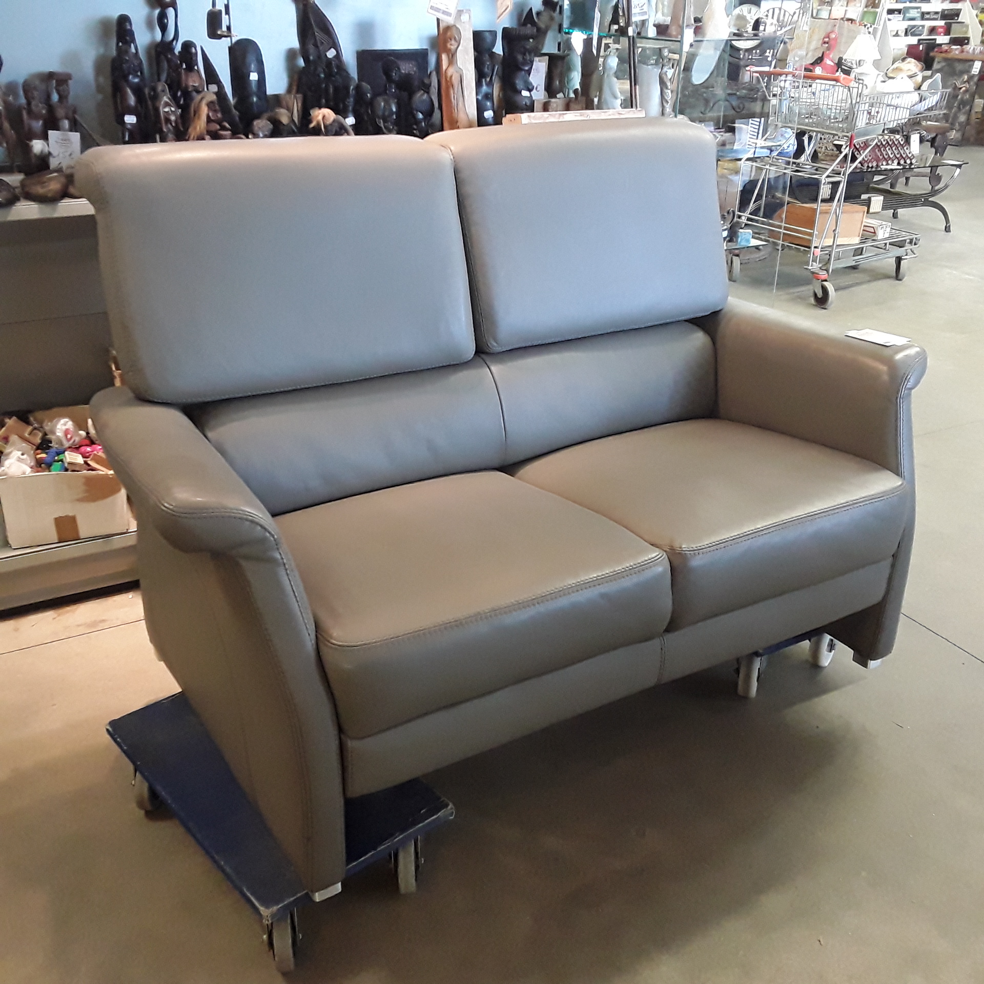 <p>Fauteuil 2 places en cuir gris<br />Têtières réglables<br />275,00 € T.T.C<br /><a href="/Article/122689?type=depose" style="color:white;" target="_blank">Lien vers l&#39;article</a></p>