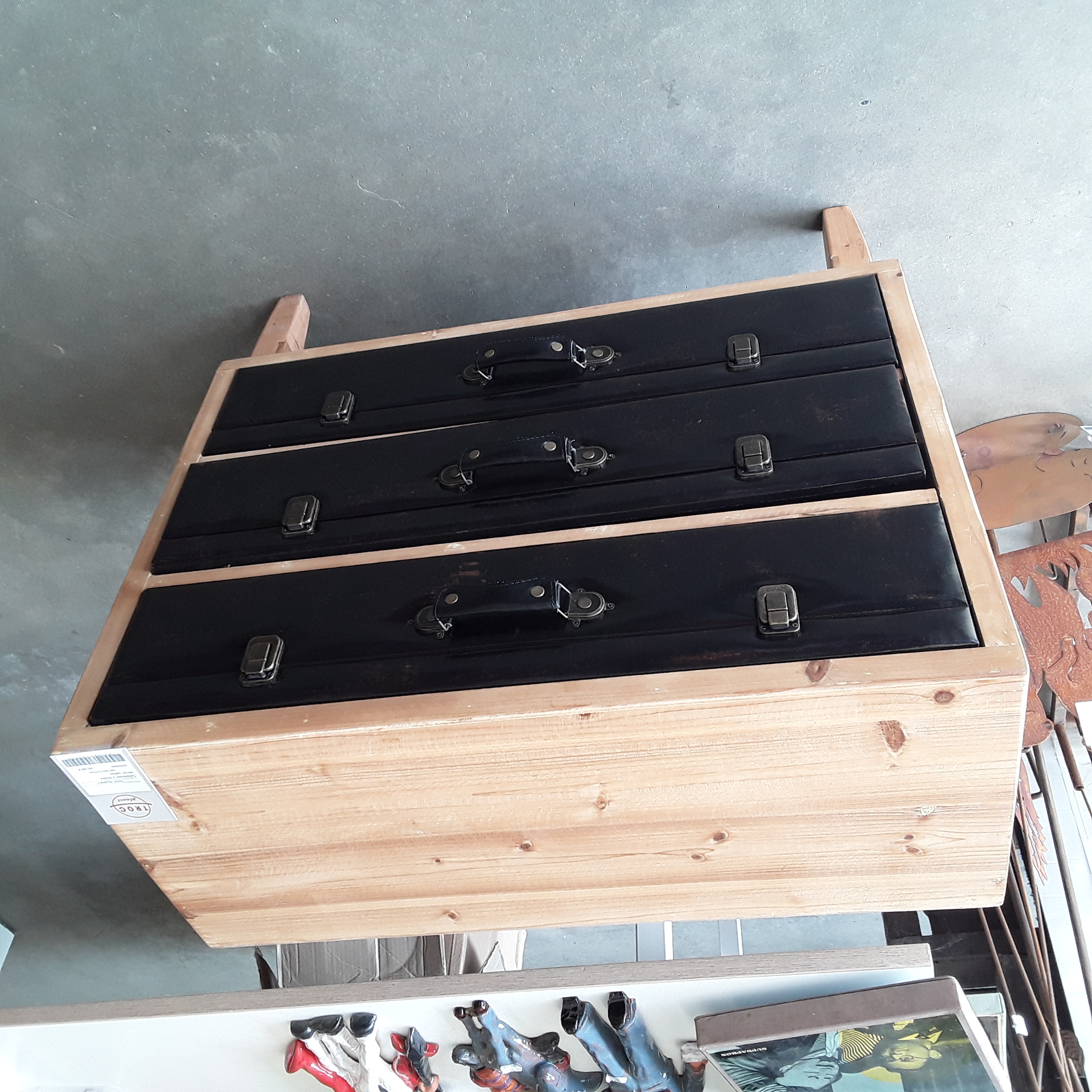 <p>Commode 3 tiroirs<br />decor valise<br />45,00 € T.T.C<br /><a href="/Article/123334?type=depose" style="color:white;" target="_blank">Lien vers l'article</a></p>