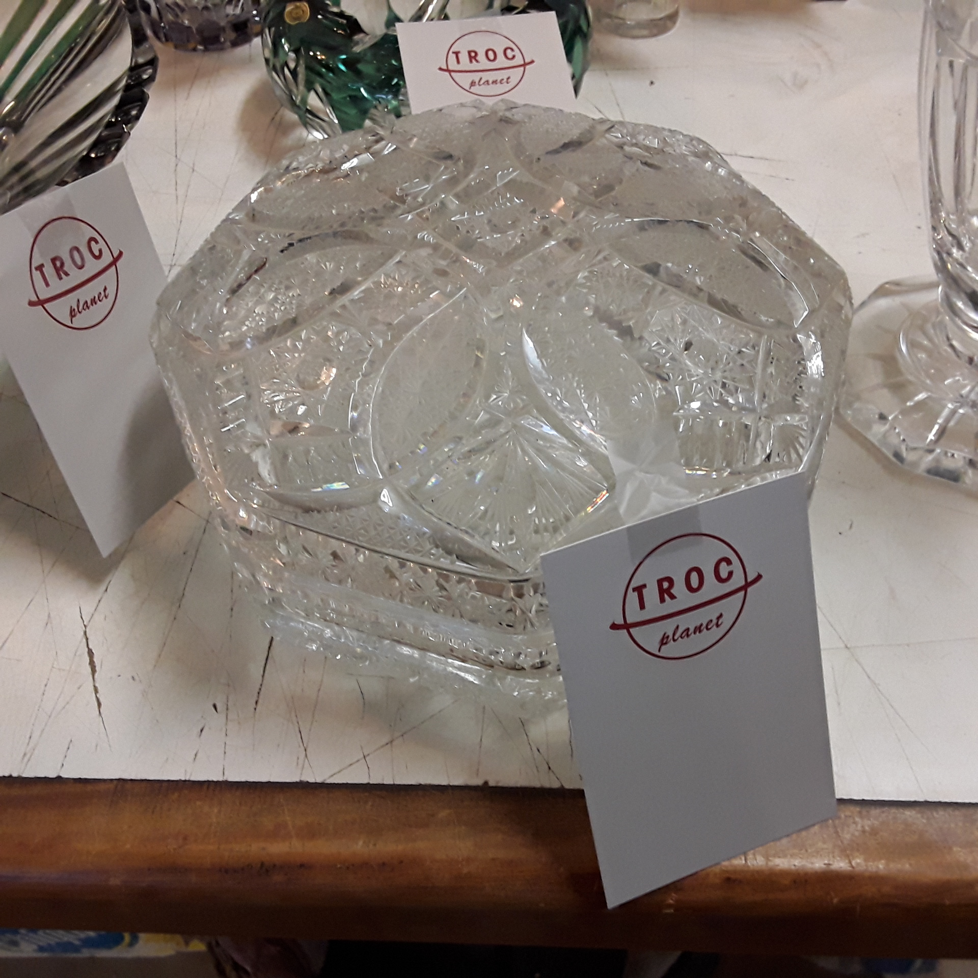 <p>Bonbonnière cristal taillée <br />40,00 € T.T.C<br /><a href="/Article/122781?type=depose" style="color:white;" target="_blank">Lien vers l&#39;article</a></p>