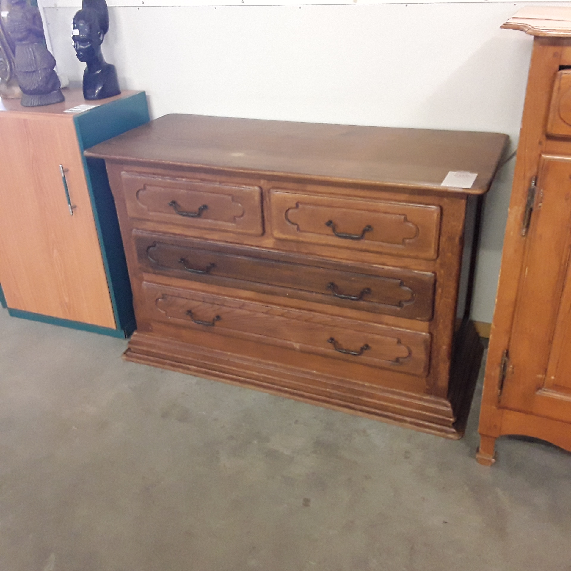 <p>Commode 4 tiroirs en chêne<br />100,00 € T.T.C<br /><a href="/Article/121582?type=depose" style="color:white;" target="_blank">Lien vers l&#39;article</a></p>