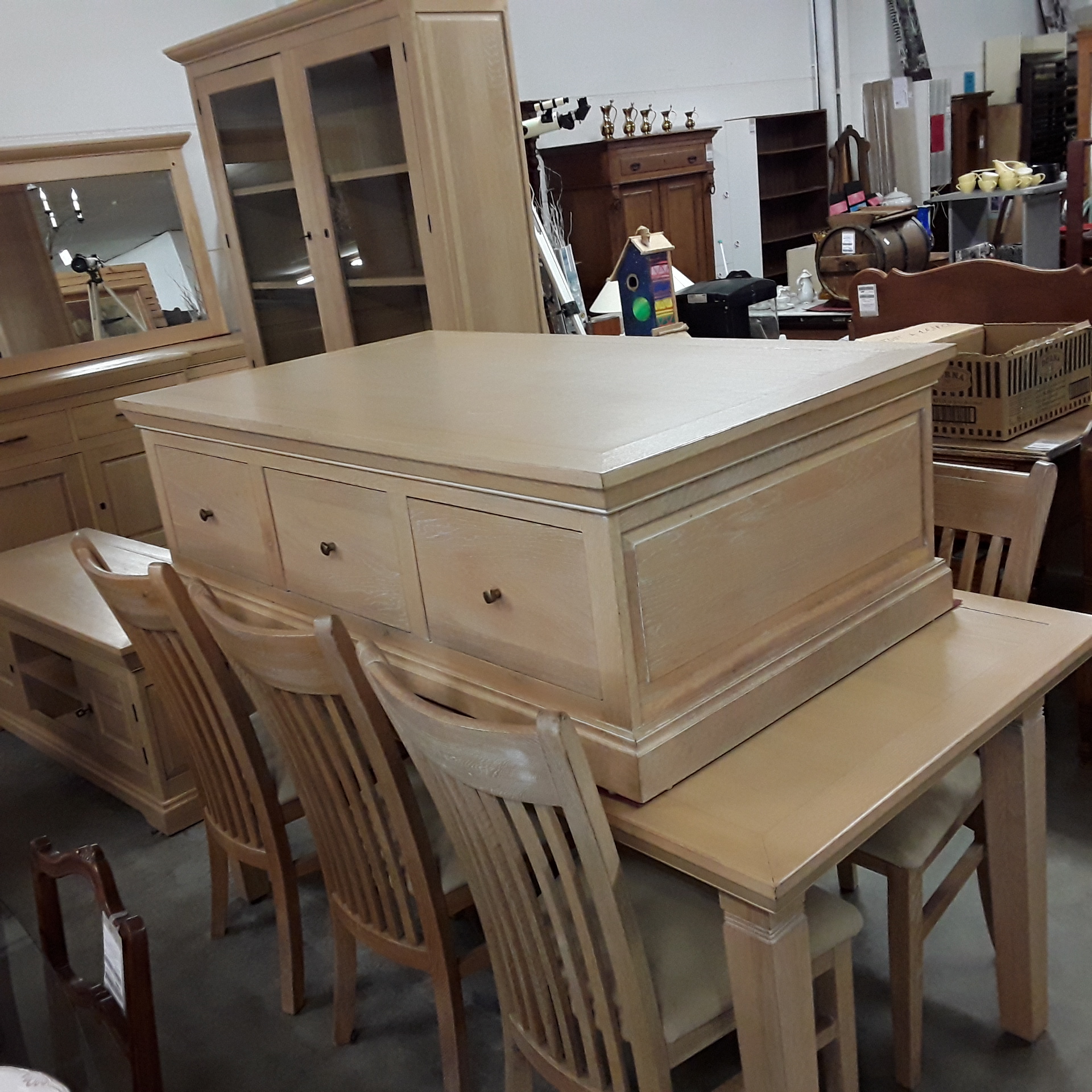<p>Table salon double face<br />80 x 140 Cm chêne blanchi<br />117,00 € T.T.C<br /><a href="/Article/120937?type=depose" style="color:white;" target="_blank">Lien vers l&#39;article</a></p>
