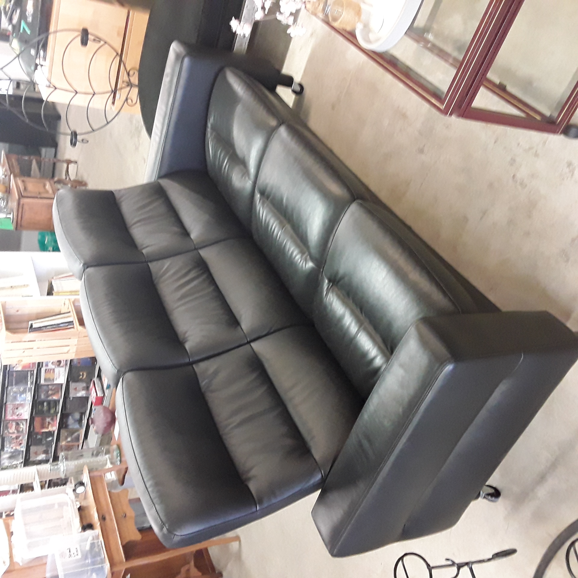 <p>Fauteuil 3places cuir noir <br />roulette Batick wave<br />450,00 € T.T.C<br /><a href="/Article/124303?type=depose" style="color:white;" target="_blank">Lien vers l'article</a></p>