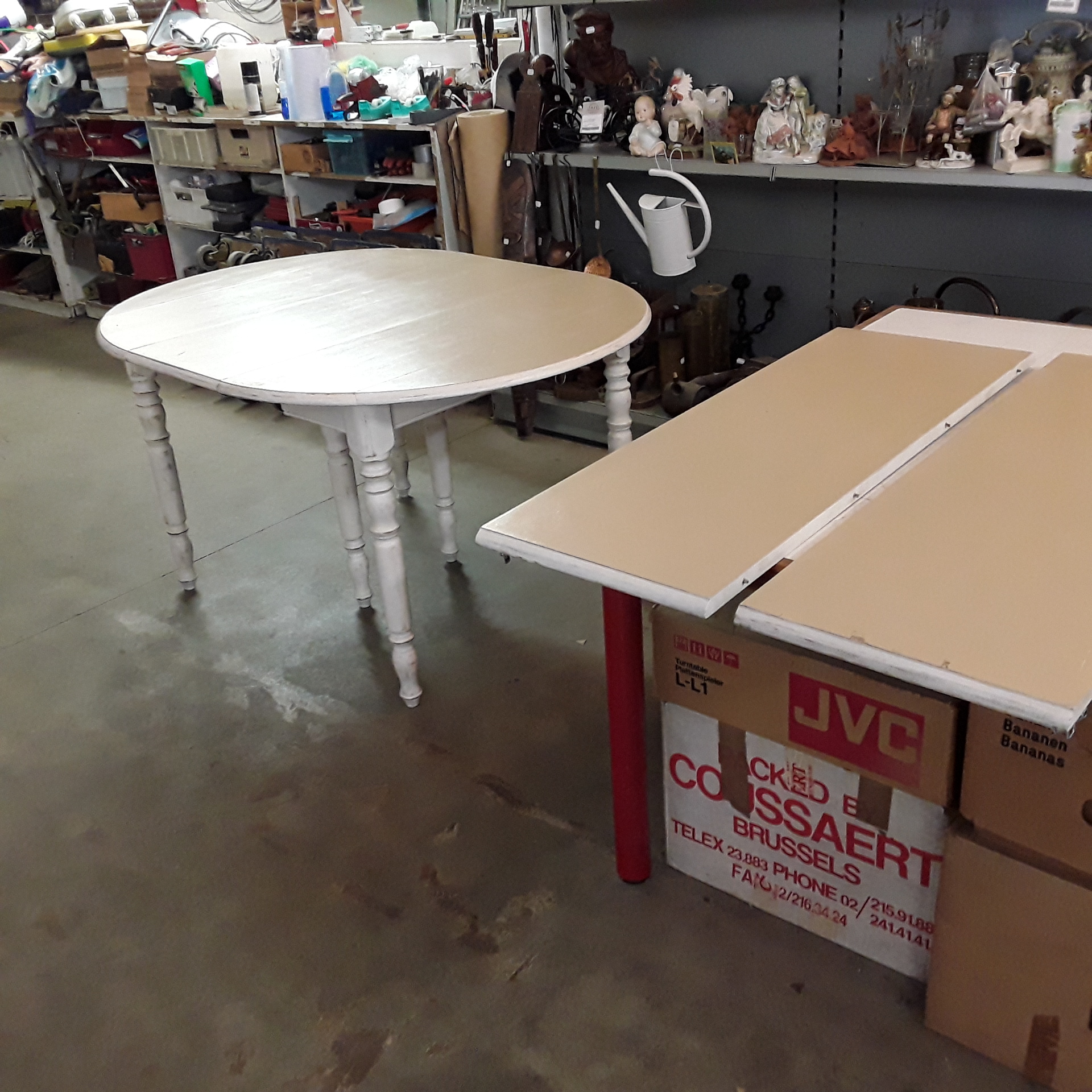 <p>Table ronde / ovale patinée<br />+ 3 allonges 105/216 x 105 cm<br />180,00 € T.T.C<br /><a href="/Article/122594?type=depose" style="color:white;" target="_blank">Lien vers l&#39;article</a></p>