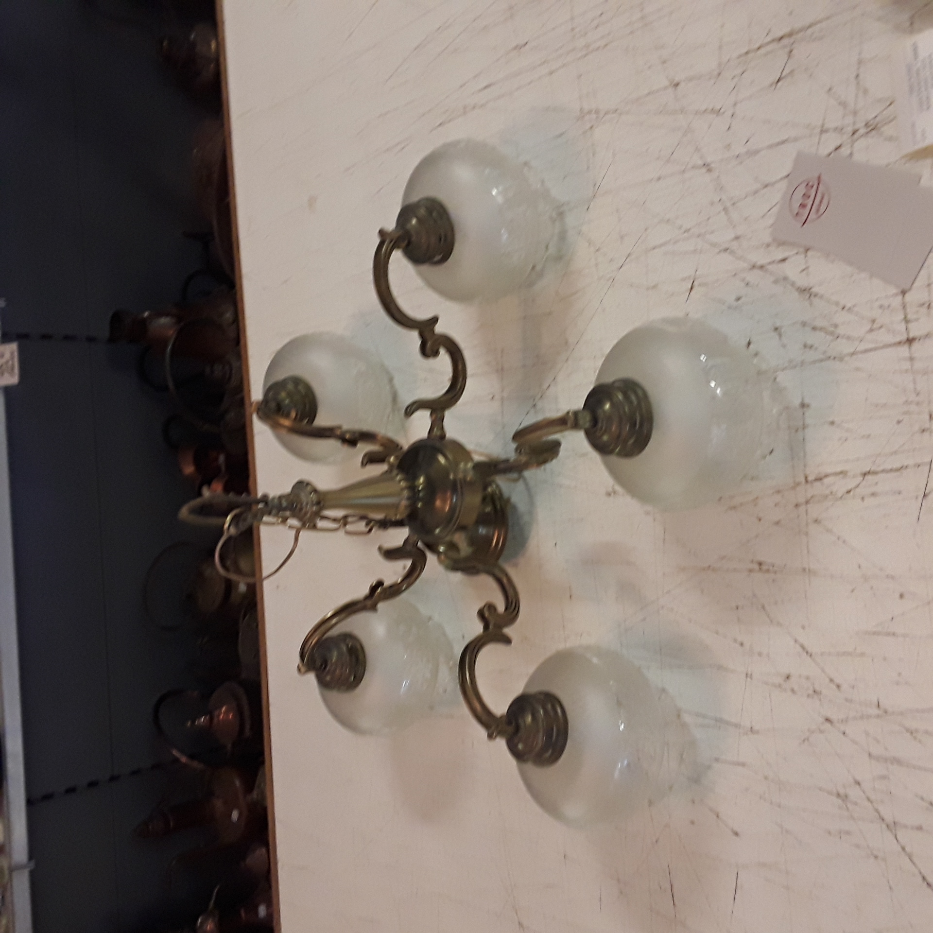 <p>Lustre 5 branches  + bobêches <br />Ancien métal + verre<br />40,00 € T.T.C<br /><a href="/Article/123618?type=depose" style="color:white;" target="_blank">Lien vers l'article</a></p>