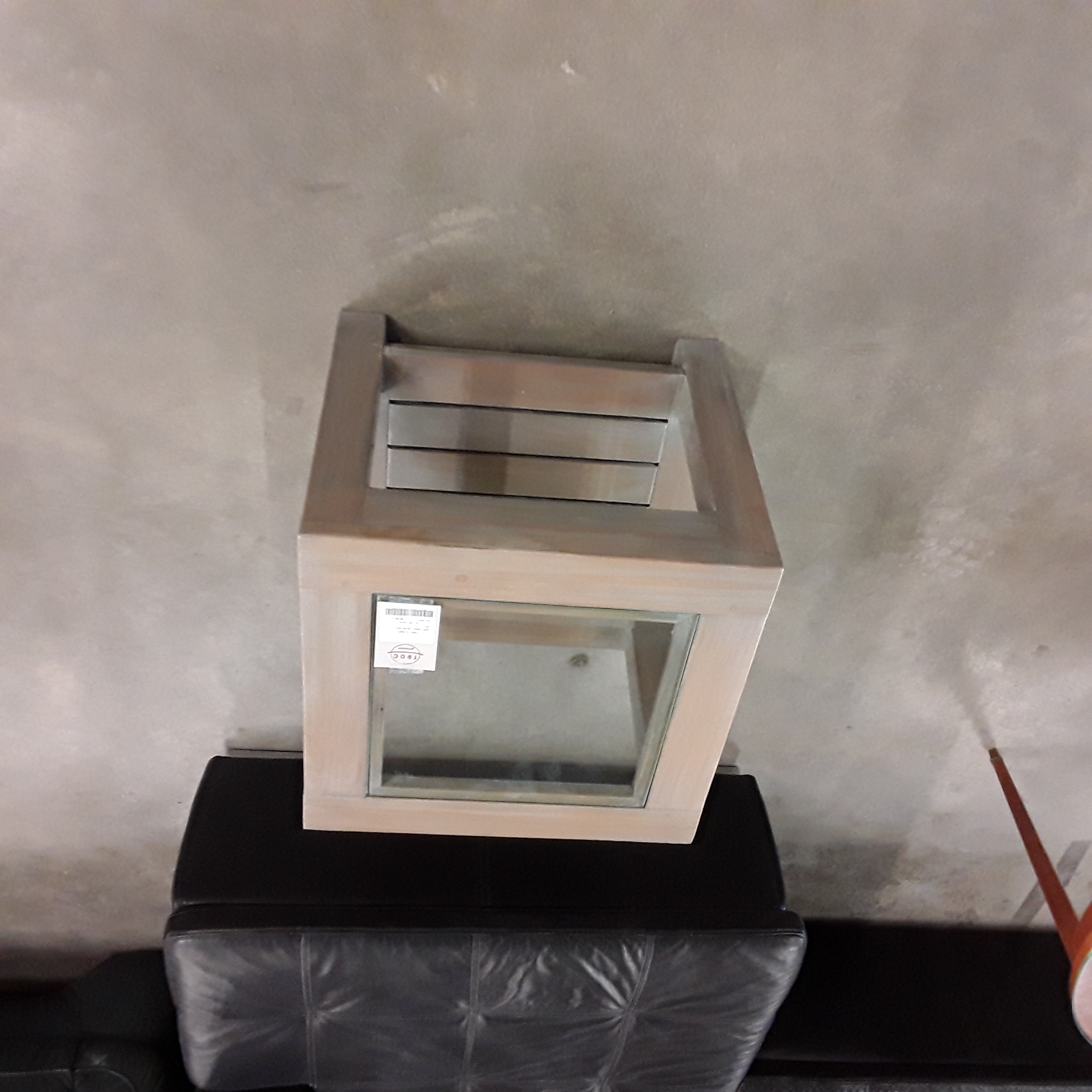 <p>Table salon carrée bois + <br />vitre<br />50,00 € T.T.C<br /><a href="/Article/123157?type=depose" style="color:white;" target="_blank">Lien vers l'article</a></p>