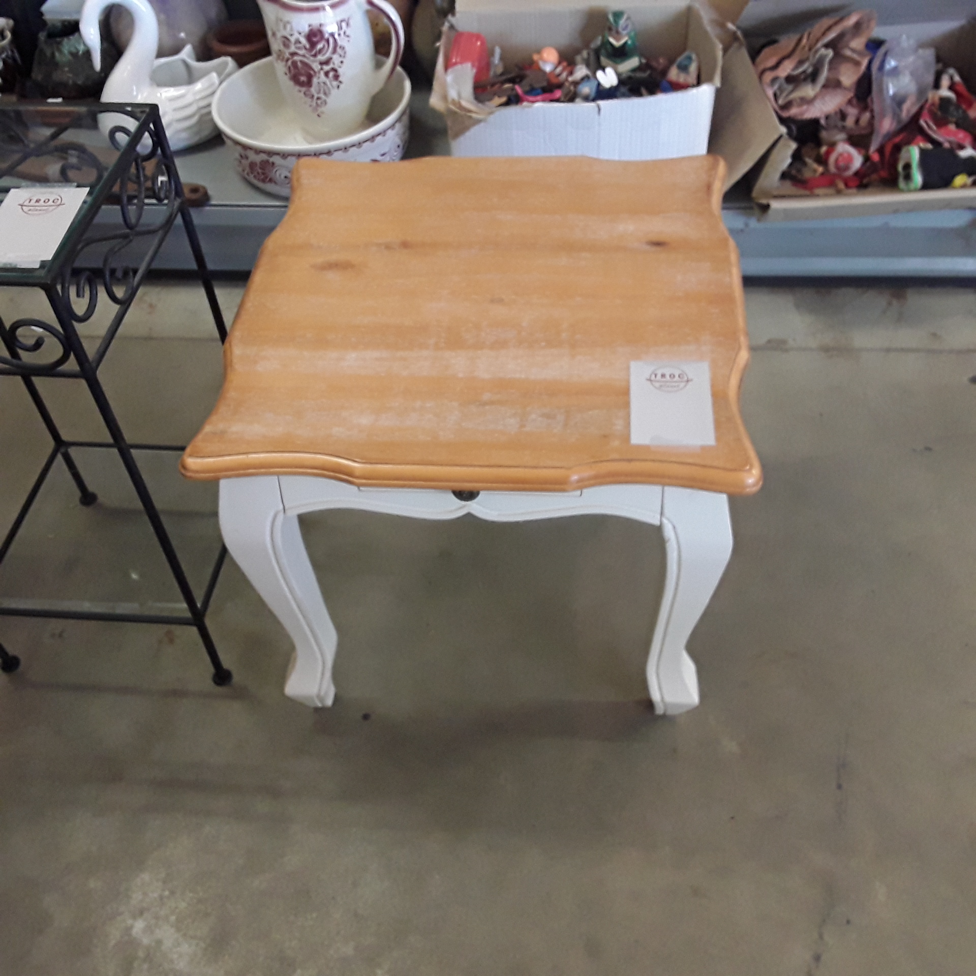 <p>Table de salon 1 tiroir<br />50 cm<br />30,00 € T.T.C<br /><a href="/Article/122152?type=depose" style="color:white;" target="_blank">Lien vers l&#39;article</a></p>