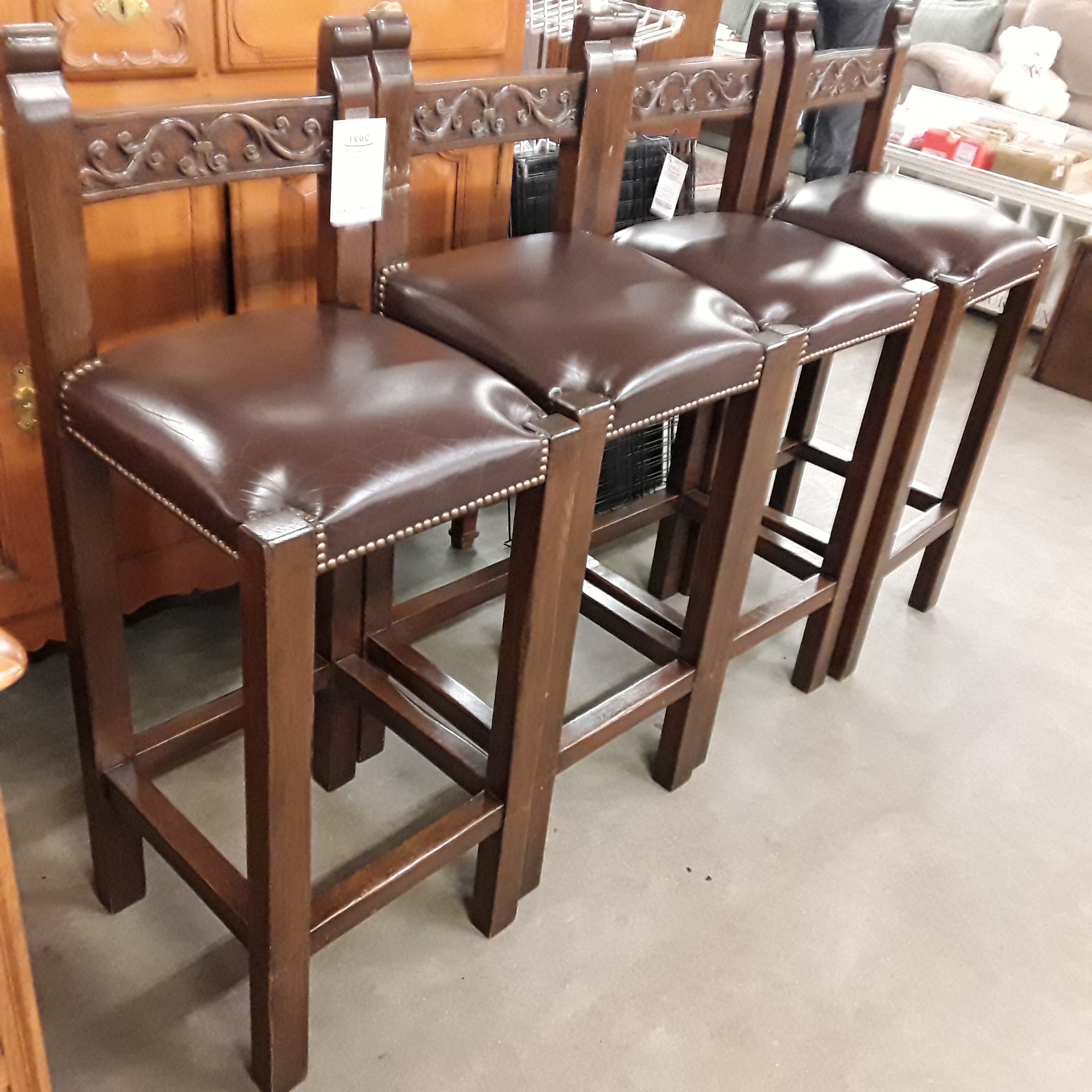 <p>Lot 4 tabourets de bar <br />chêne cuir<br />160,00 € T.T.C<br /><a href="/Article/121440?type=depose" style="color:white;" target="_blank">Lien vers l&#39;article</a></p>
