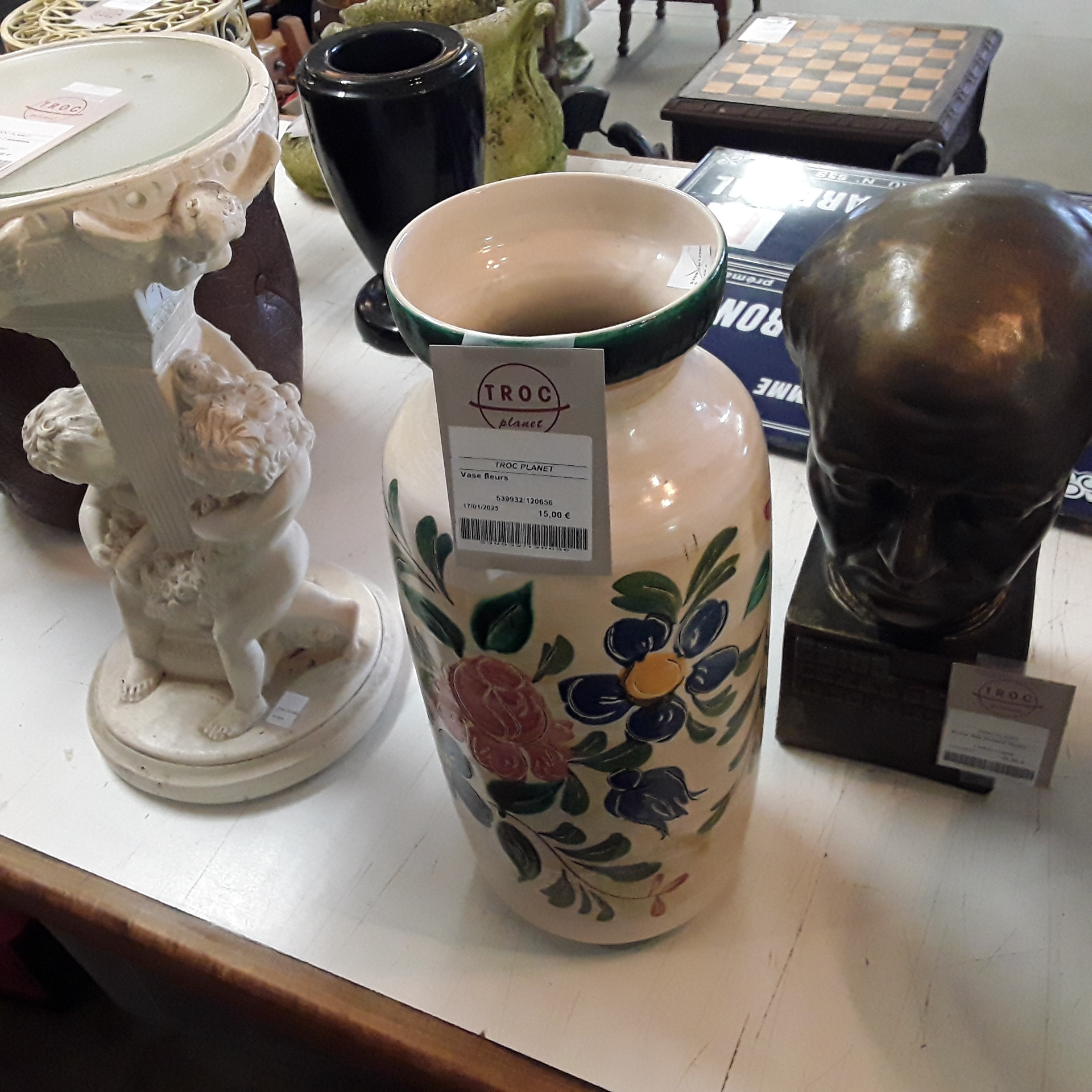 <p>Vase fleurs<br />9,00 € T.T.C<br /><a href="/Article/120656?type=depose" style="color:white;" target="_blank">Lien vers l&#39;article</a></p>