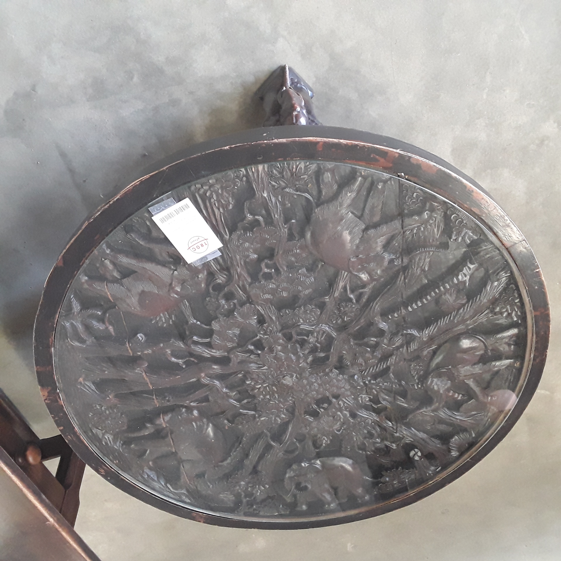 <p>Table de salon ronde asiatique<br />diamètre 100 Cm<br />95,00 € T.T.C<br /><a href="/Article/123972?type=depose" style="color:white;" target="_blank">Lien vers l'article</a></p>