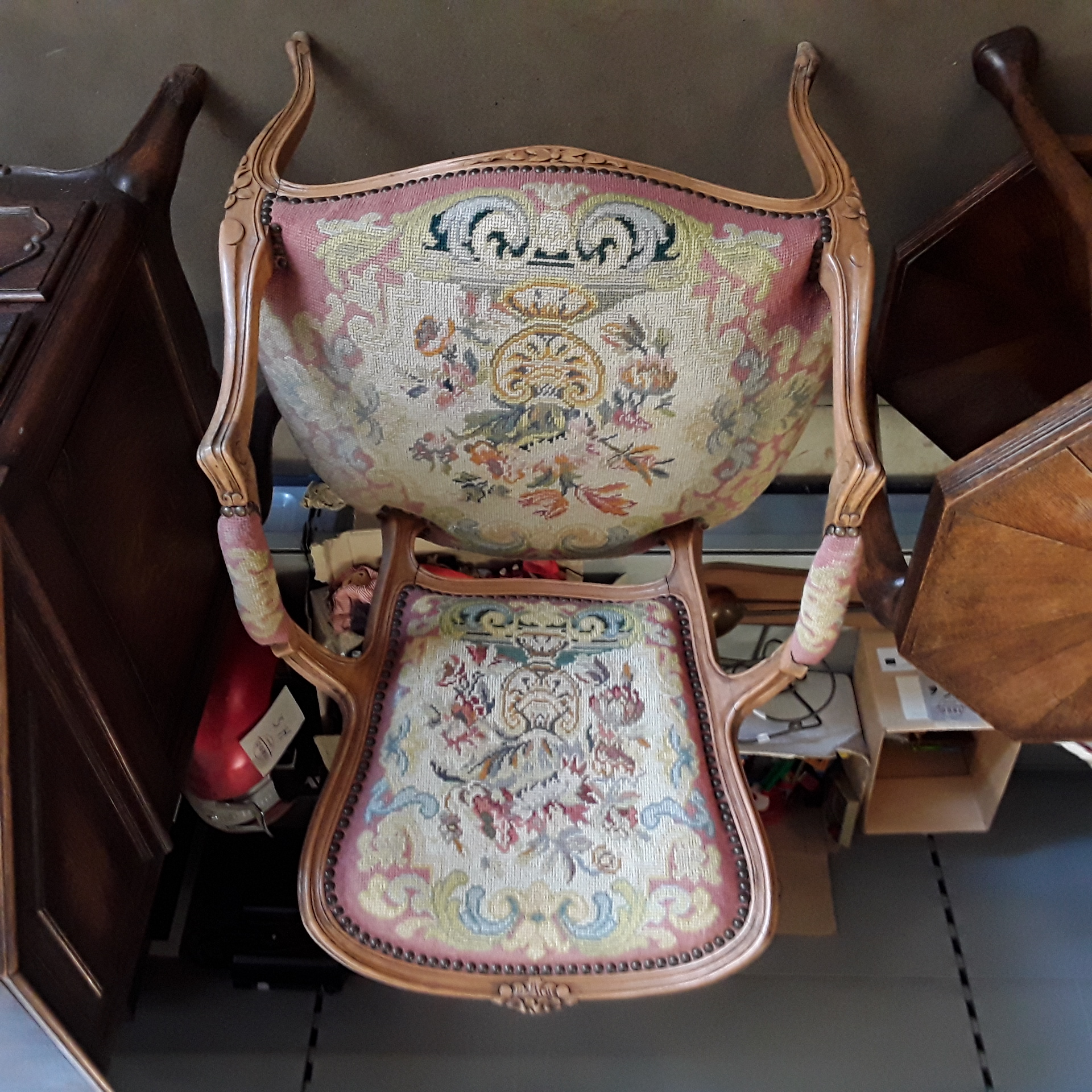 <p>Fauteuil style Louis XV<br />tapisserie<br />36,00 € T.T.C<br /><a href="/Article/121297?type=depose" style="color:white;" target="_blank">Lien vers l&#39;article</a></p>