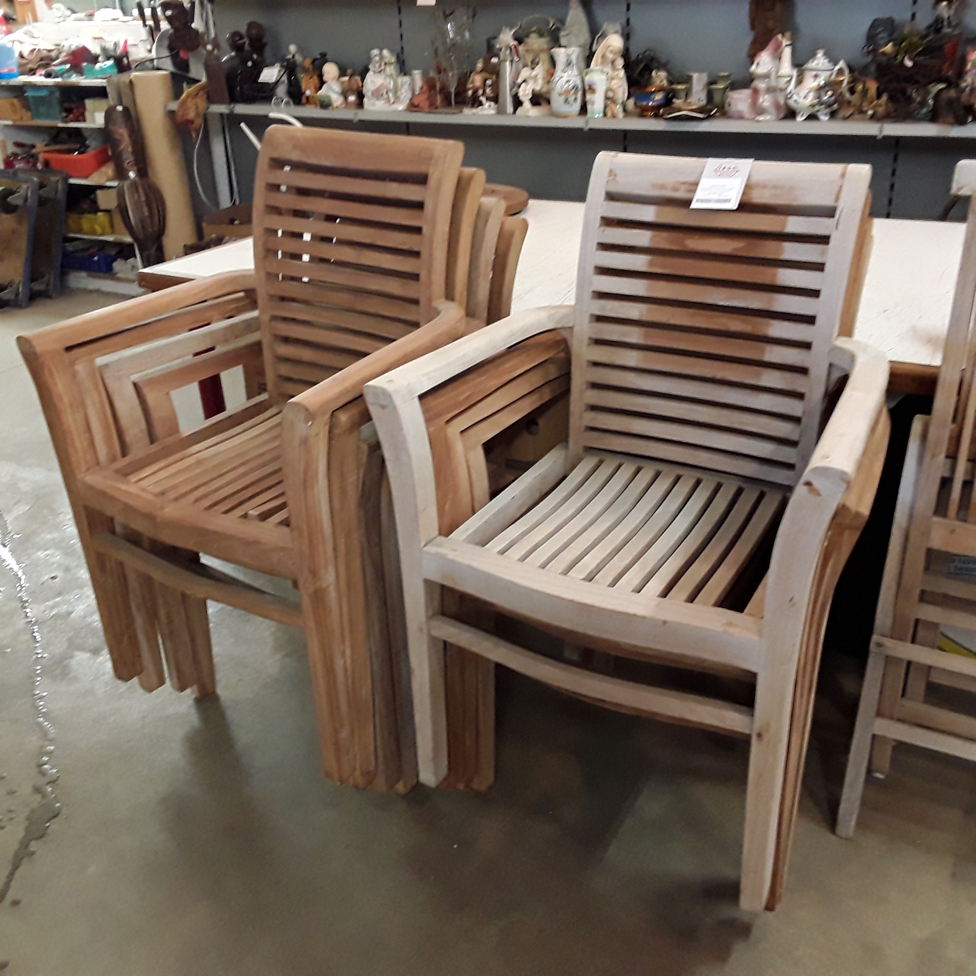 <p>Ensemble 8 fauteuils de jardin<br />en Teck ( 6 + 2 à restaurer)<br />295,00 € T.T.C<br /><a href="/Article/122853?type=depose" style="color:white;" target="_blank">Lien vers l&#39;article</a></p>