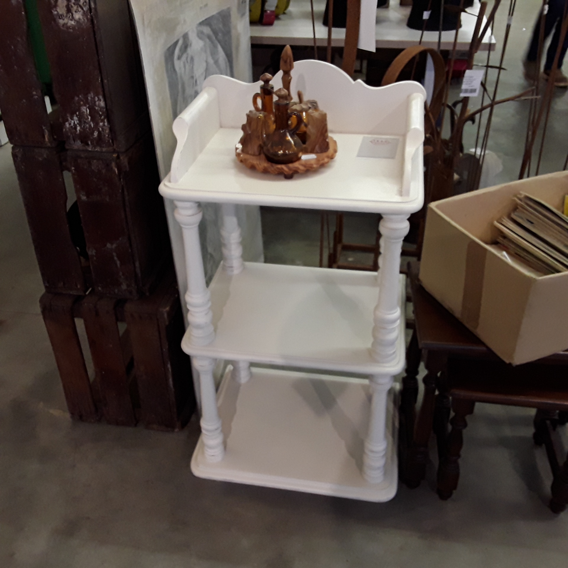 <p>Sellette blanche 3 étages<br />40,00 € T.T.C<br /><a href="/Article/122811?type=depose" style="color:white;" target="_blank">Lien vers l&#39;article</a></p>