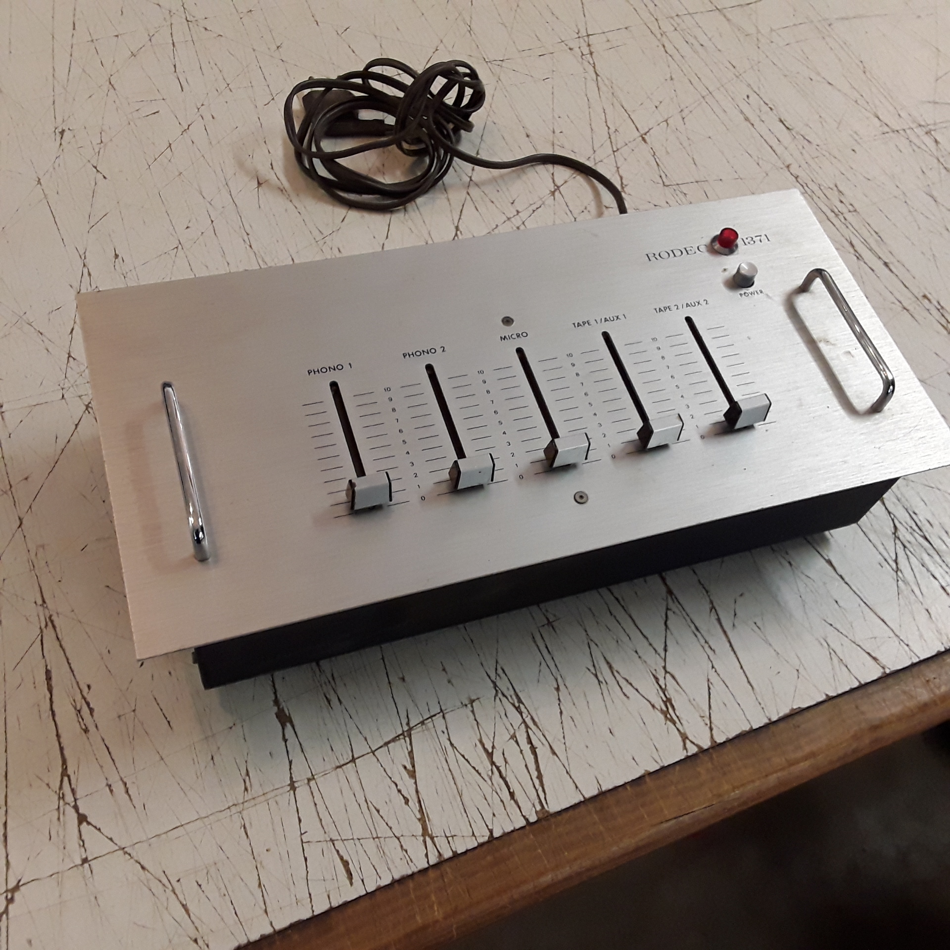 <p>Table de mixage RODEC1371<br />40,00 € T.T.C<br /><a href="/Article/122581?type=depose" style="color:white;" target="_blank">Lien vers l&#39;article</a></p>