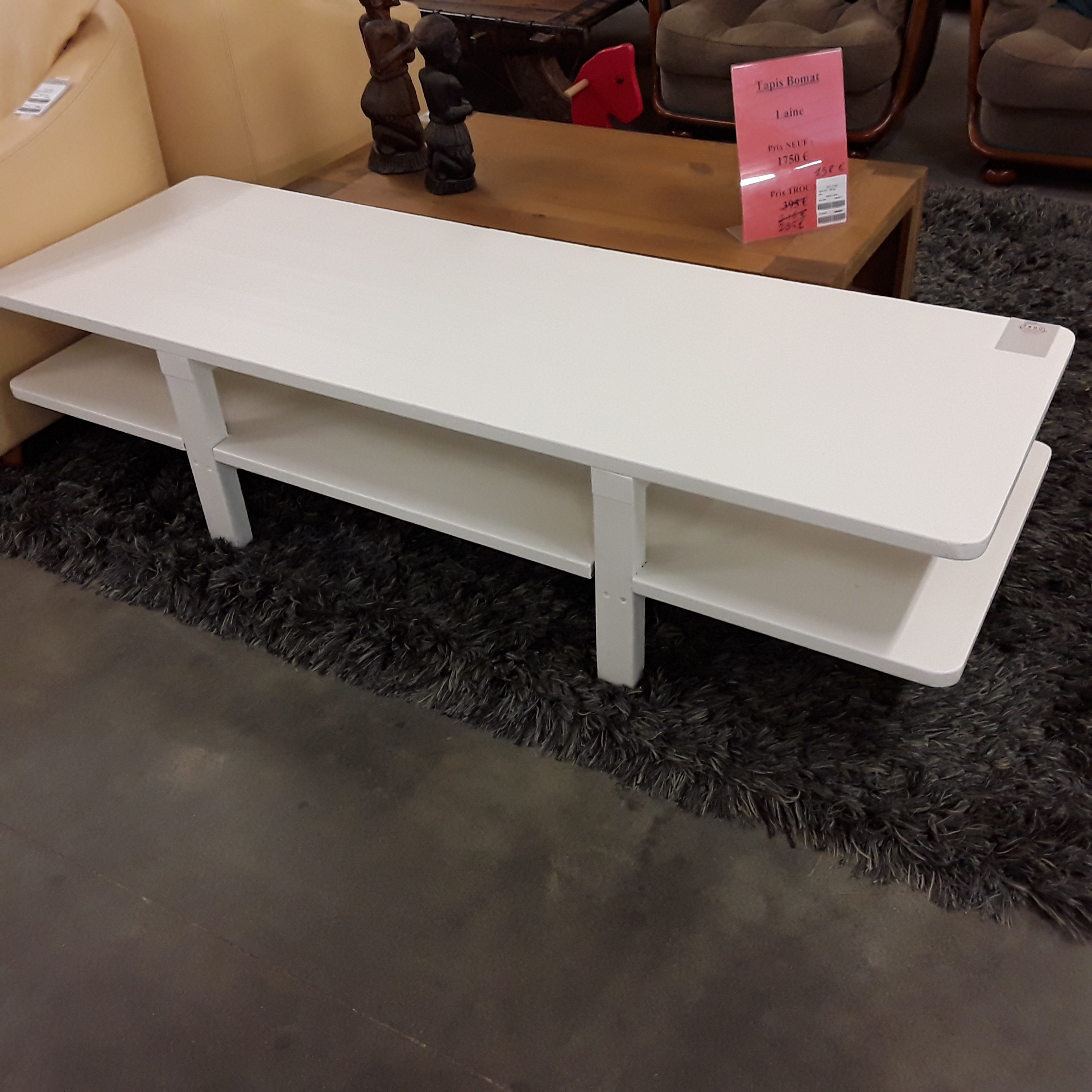 <p>Meuble TV blanc 175 x 60 cm<br />2 étages<br />48,00 € T.T.C<br /><a href="/Article/122577?type=depose" style="color:white;" target="_blank">Lien vers l&#39;article</a></p>