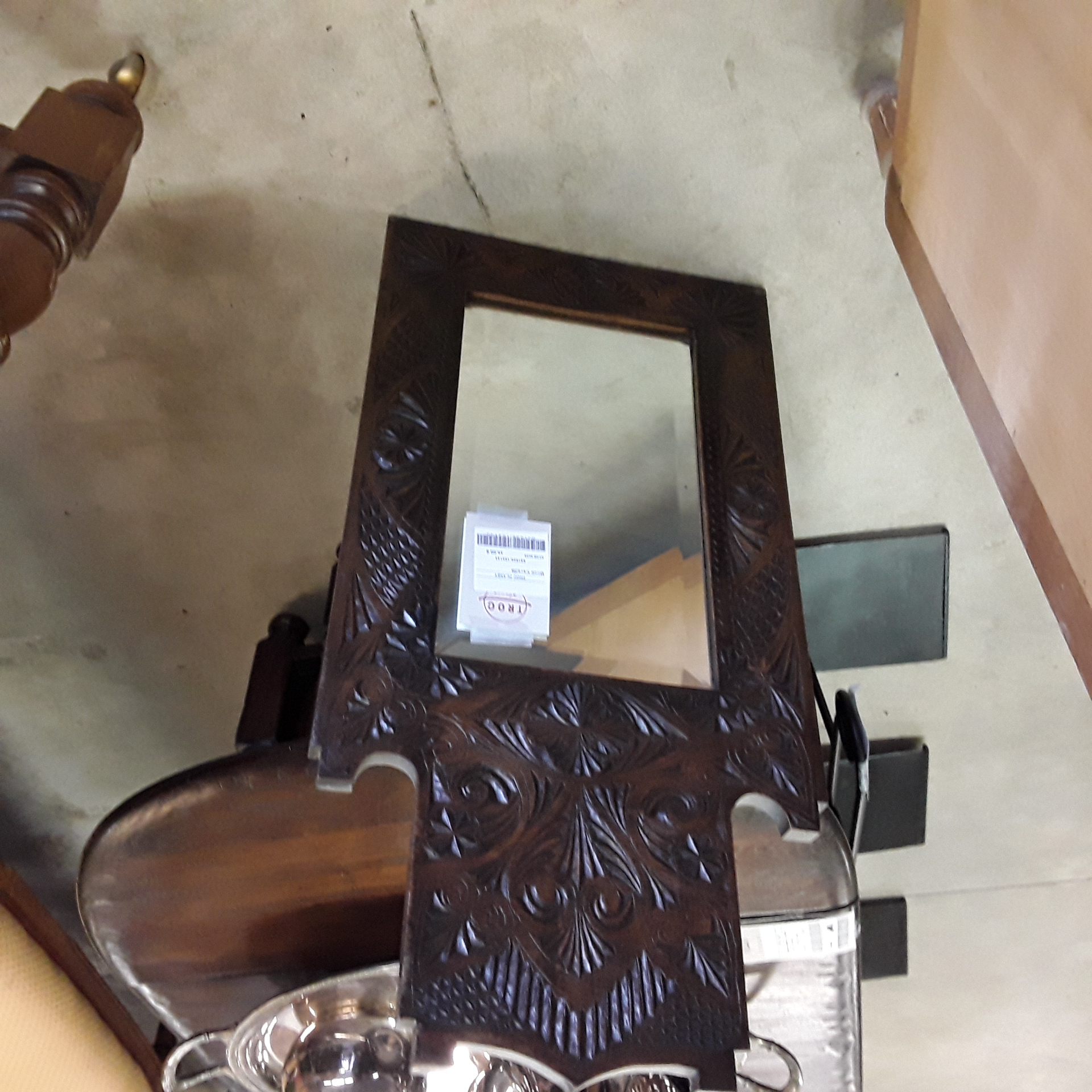 <p>Miroir travaillé<br />35,00 € T.T.C<br /><a href="/Article/124143?type=depose" style="color:white;" target="_blank">Lien vers l'article</a></p>