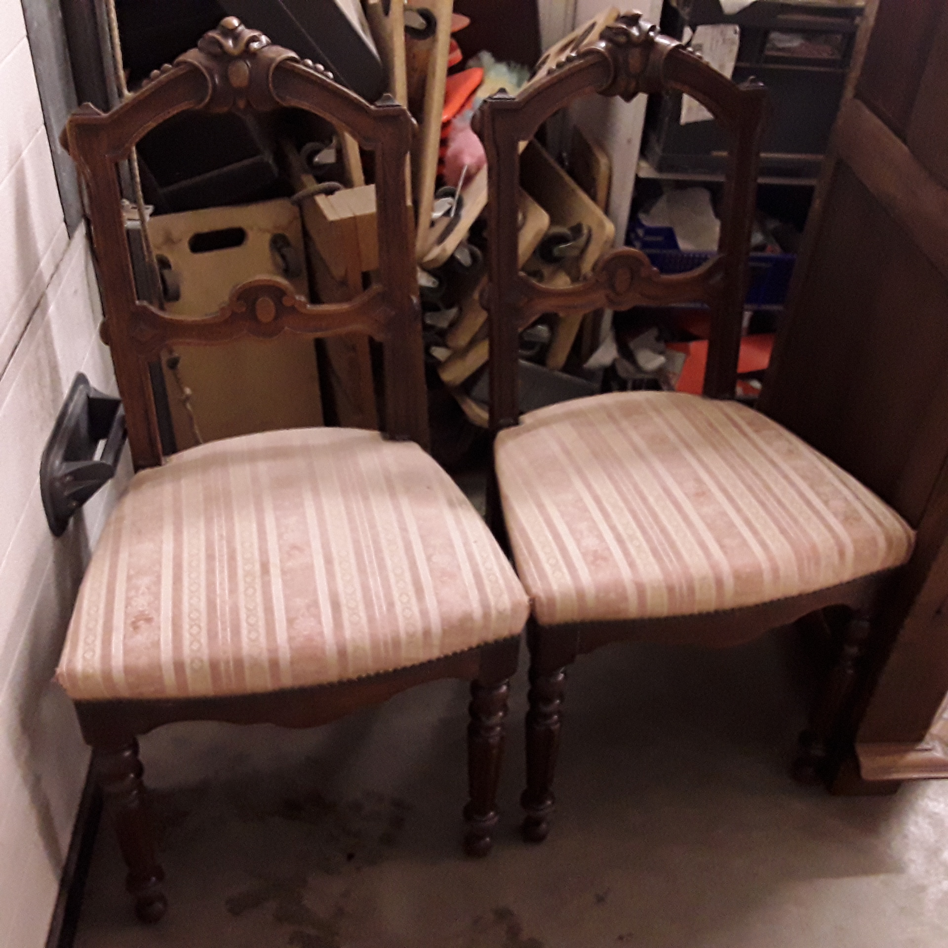 <p>Paire de chaises style<br />Napoléon 3 en chêne<br />16,00 € T.T.C<br /><a href="/Article/120519?type=depose" style="color:white;" target="_blank">Lien vers l&#39;article</a></p>