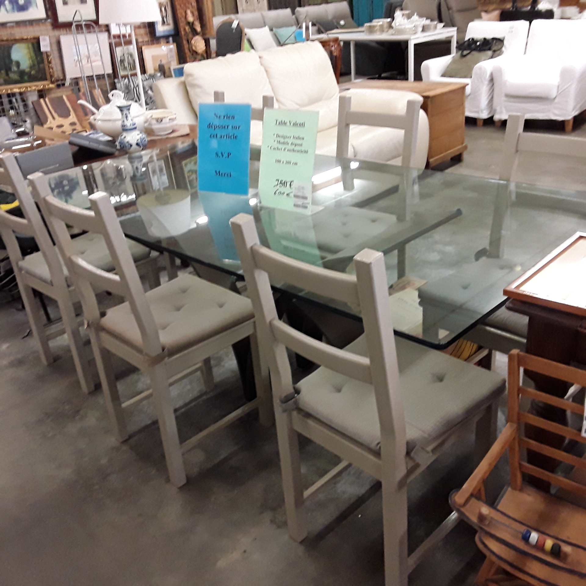 <p>Lot de 6 chaises patinées<br />grises + coussins<br />100,00 € T.T.C<br /><a href="/Article/121501?type=depose" style="color:white;" target="_blank">Lien vers l&#39;article</a></p>