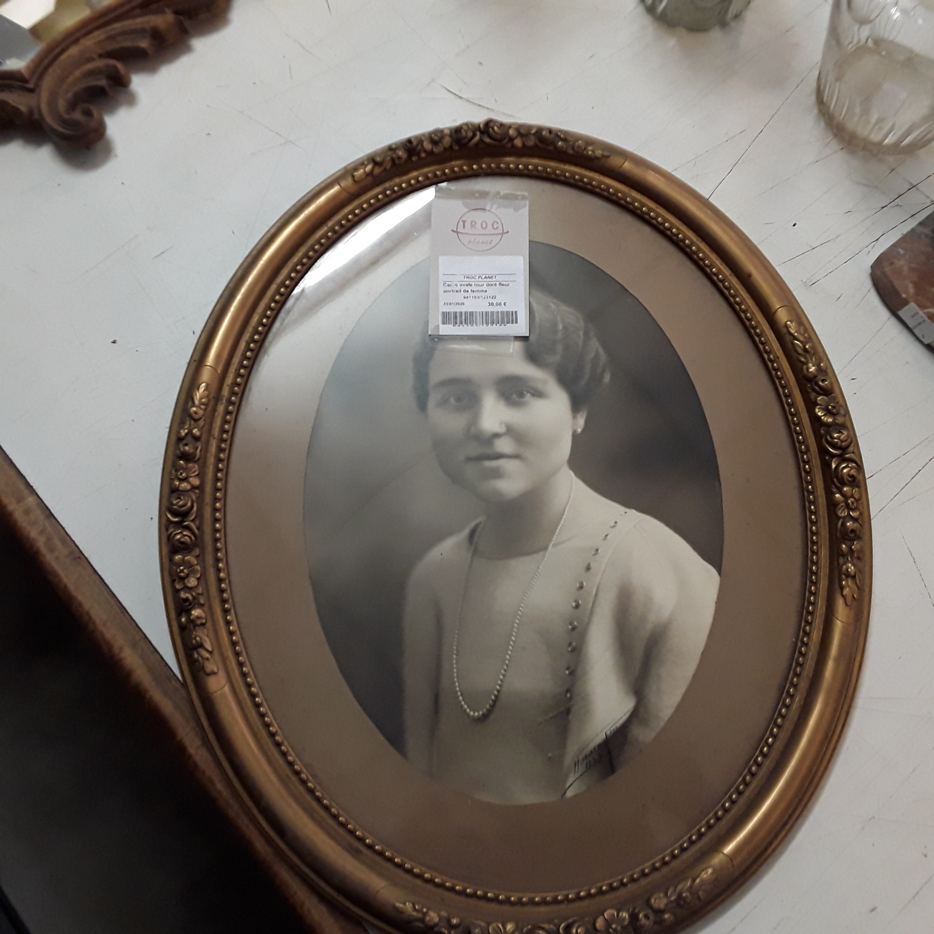 <p>Cadre ovale tour doré fleur<br />portrait de femme <br />30,00 € T.T.C<br /><a href="/Article/123122?type=depose" style="color:white;" target="_blank">Lien vers l'article</a></p>