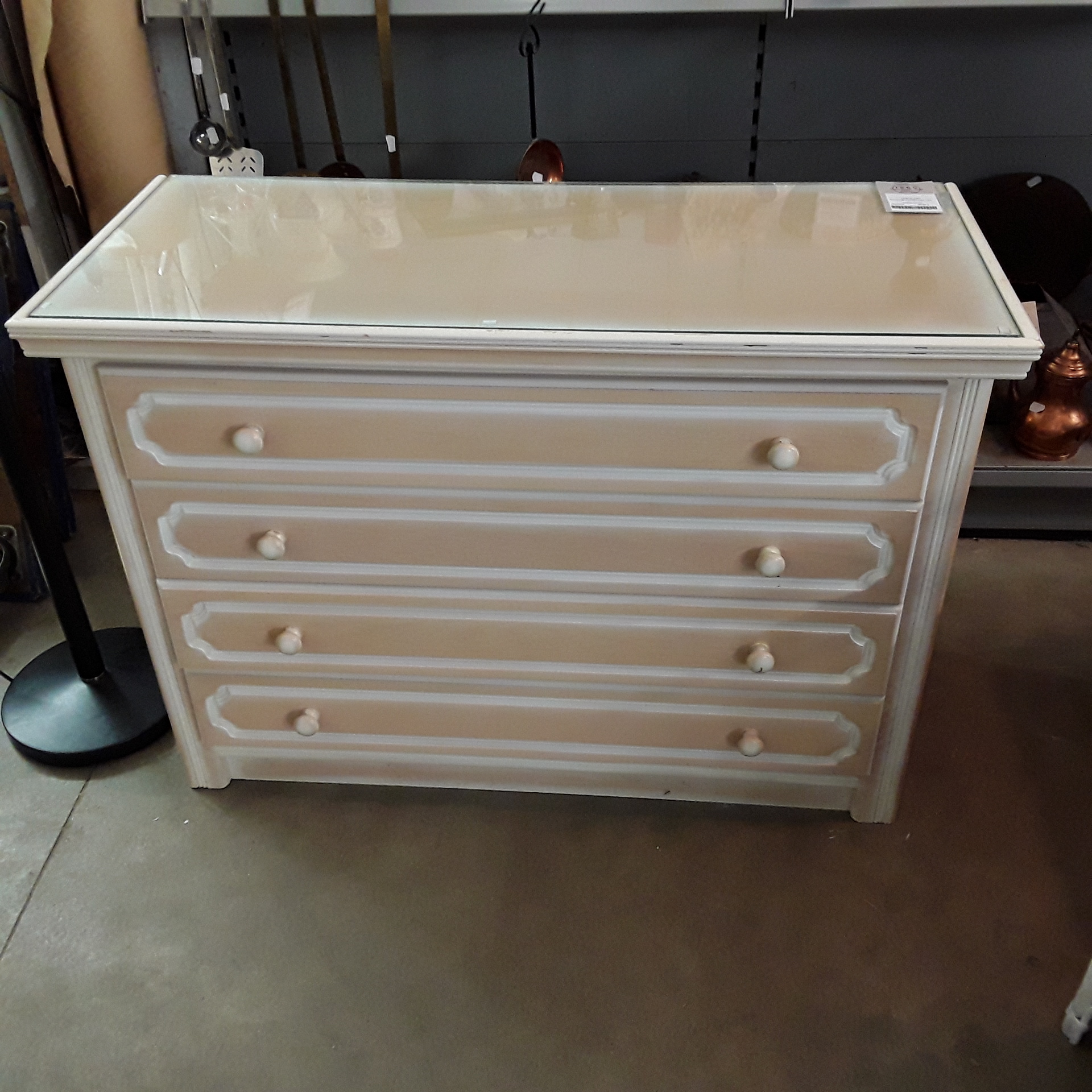 <p>Commode 4 tiroirs avec vitre<br />30,00 € T.T.C<br /><a href="/Article/121710?type=depose" style="color:white;" target="_blank">Lien vers l&#39;article</a></p>