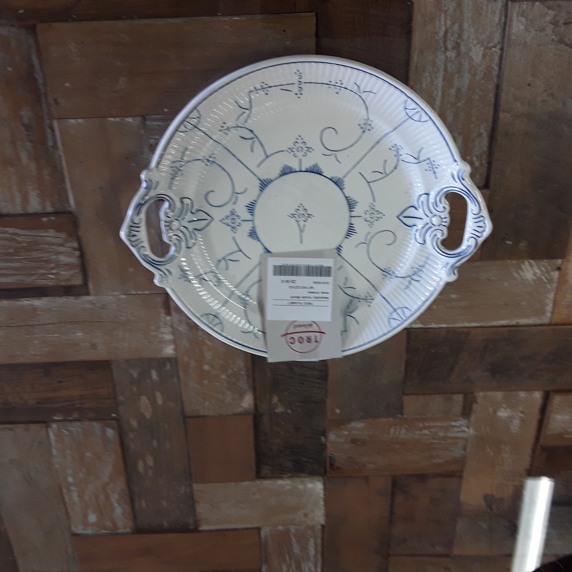 <p>Assiette ronde Boch<br />avec anses<br />25,00 € T.T.C<br /><a href="/Article/123153?type=depose" style="color:white;" target="_blank">Lien vers l'article</a></p>