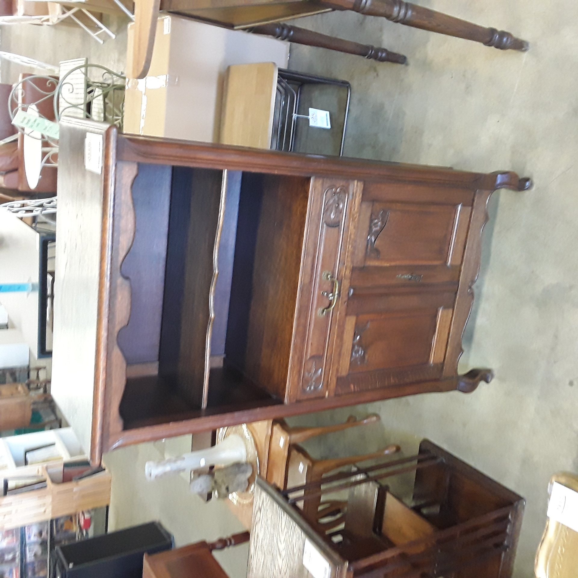 <p>Petit meuble 2 portes 1 tiroir<br /> Style : louis xv<br />75,00 € T.T.C<br /><a href="/Article/123848?type=depose" style="color:white;" target="_blank">Lien vers l'article</a></p>