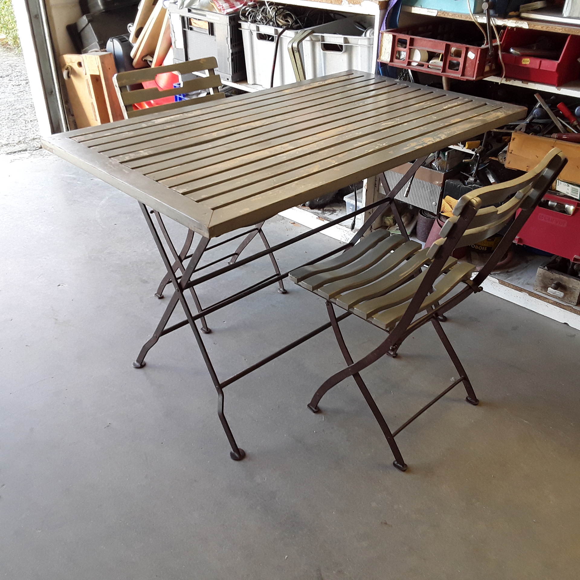 <p>Ensemble table + 2 chaises<br />120 x 70 patiné gris<br />64,00 € T.T.C<br /><a href="/Article/122670?type=depose" style="color:white;" target="_blank">Lien vers l&#39;article</a></p>