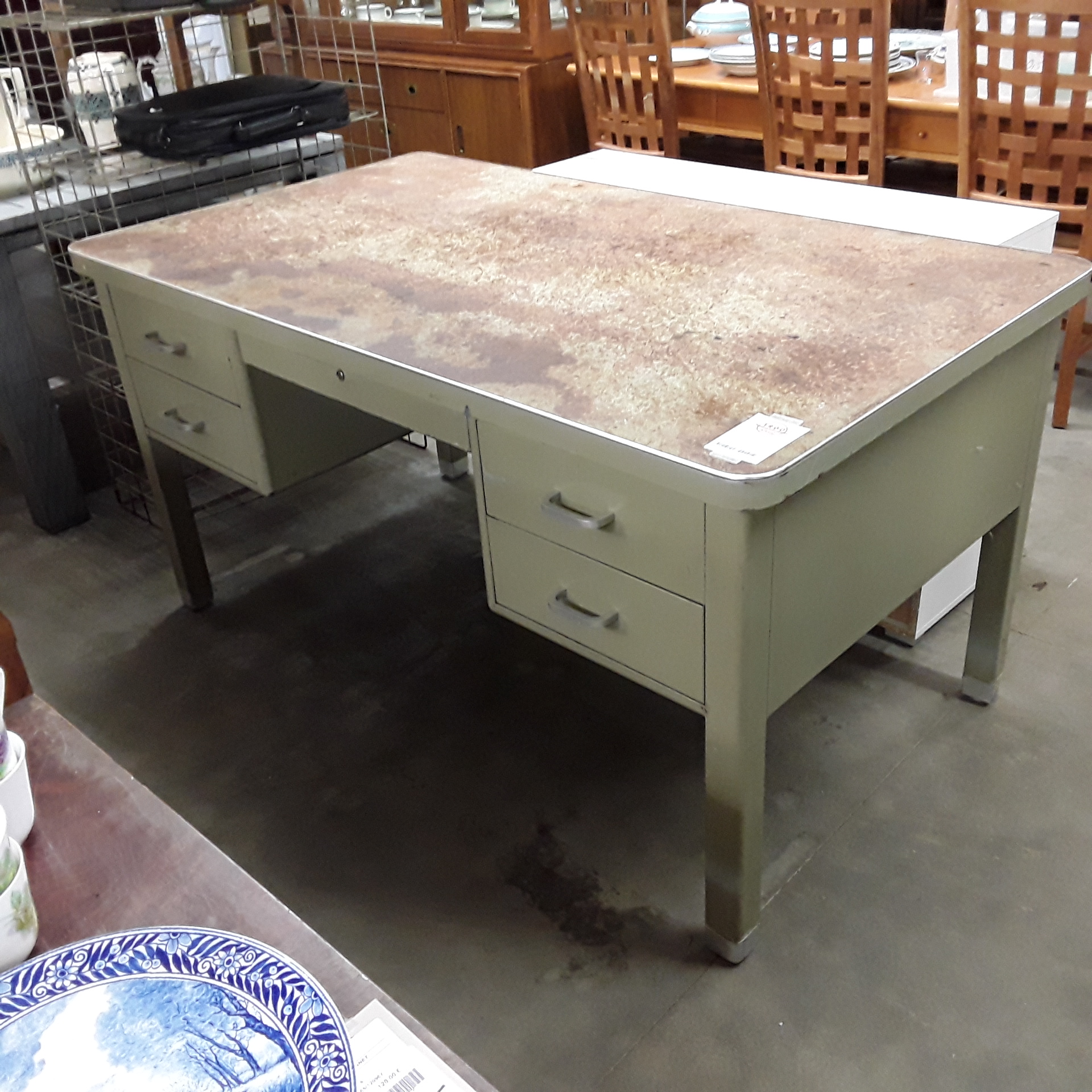 <p>Bureau vintage métal<br />80,00 € T.T.C<br /><a href="/Article/121417?type=depose" style="color:white;" target="_blank">Lien vers l&#39;article</a></p>