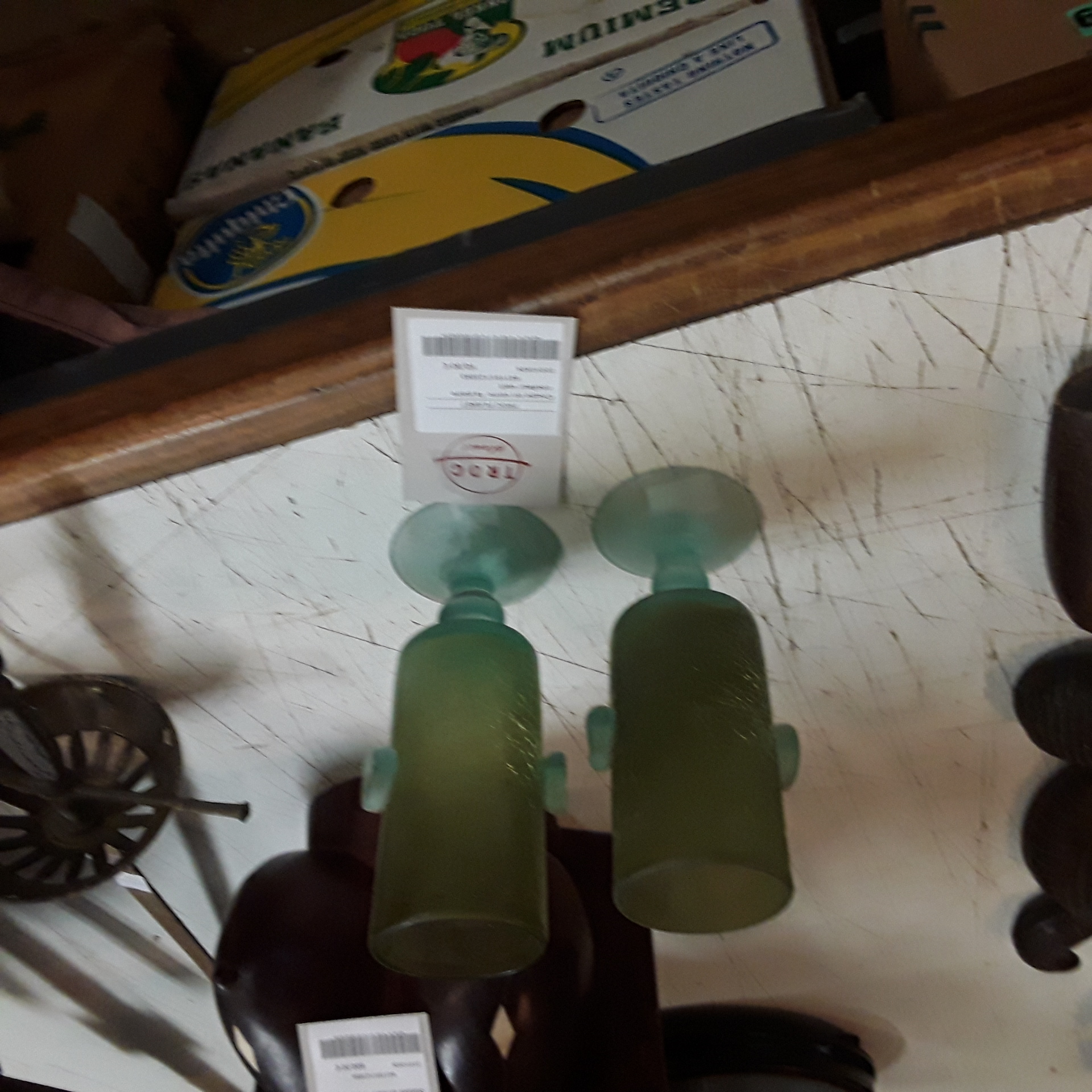 <p>Coupe en verre  la paire<br /> couleur vert<br />10,00 € T.T.C<br /><a href="/Article/123093?type=depose" style="color:white;" target="_blank">Lien vers l'article</a></p>