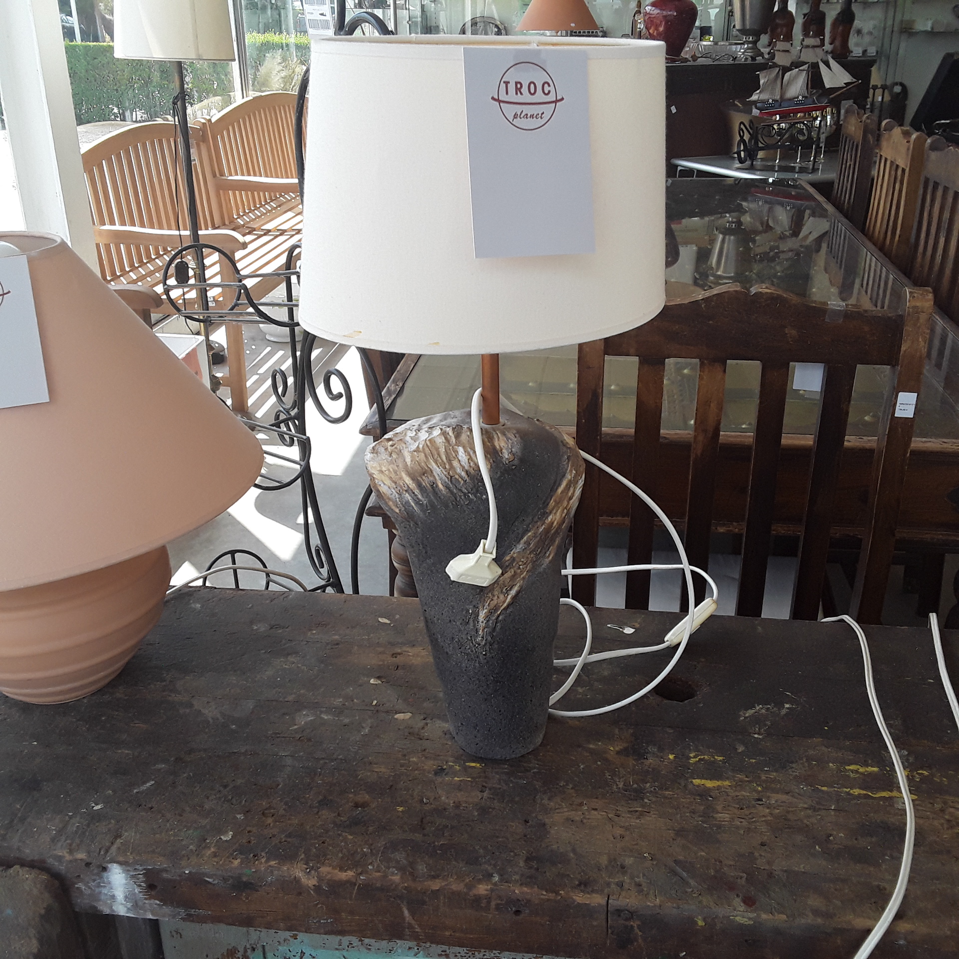 <p>Lampe céramique<br />abat-jour blanc<br />24,00 € T.T.C<br /><a href="/Article/121934?type=depose" style="color:white;" target="_blank">Lien vers l&#39;article</a></p>
