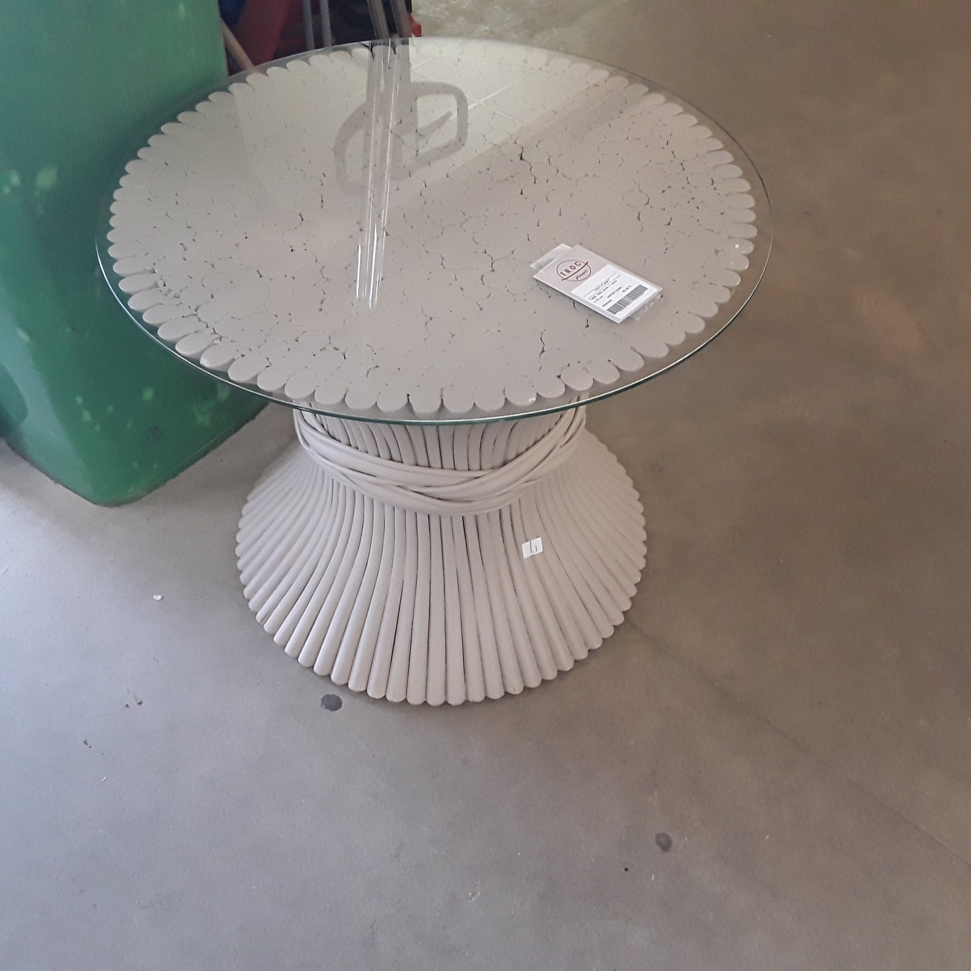 <p>Table rotin grise + verre<br />ø 70 cm<br />50,00 € T.T.C<br /><a href="/Article/122294?type=depose" style="color:white;" target="_blank">Lien vers l&#39;article</a></p>