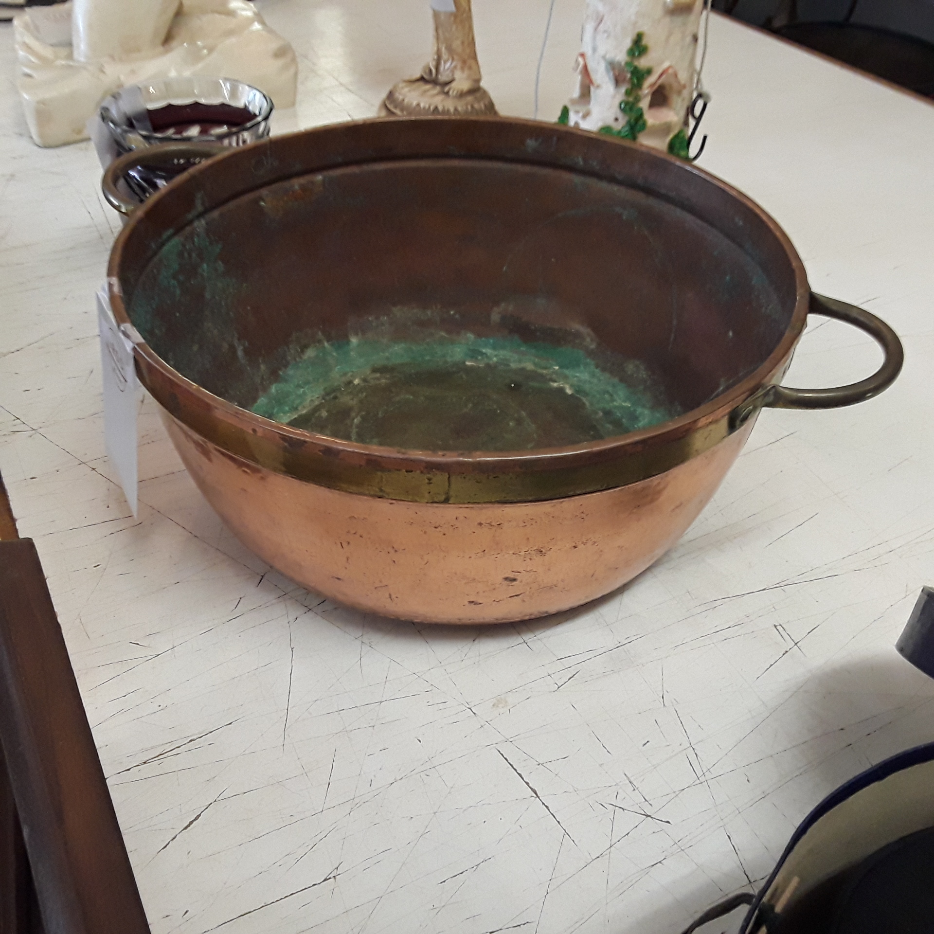 <p>Bassine confiturier cuivre<br />25,00 € T.T.C<br /><a href="/Article/122506?type=depose" style="color:white;" target="_blank">Lien vers l&#39;article</a></p>