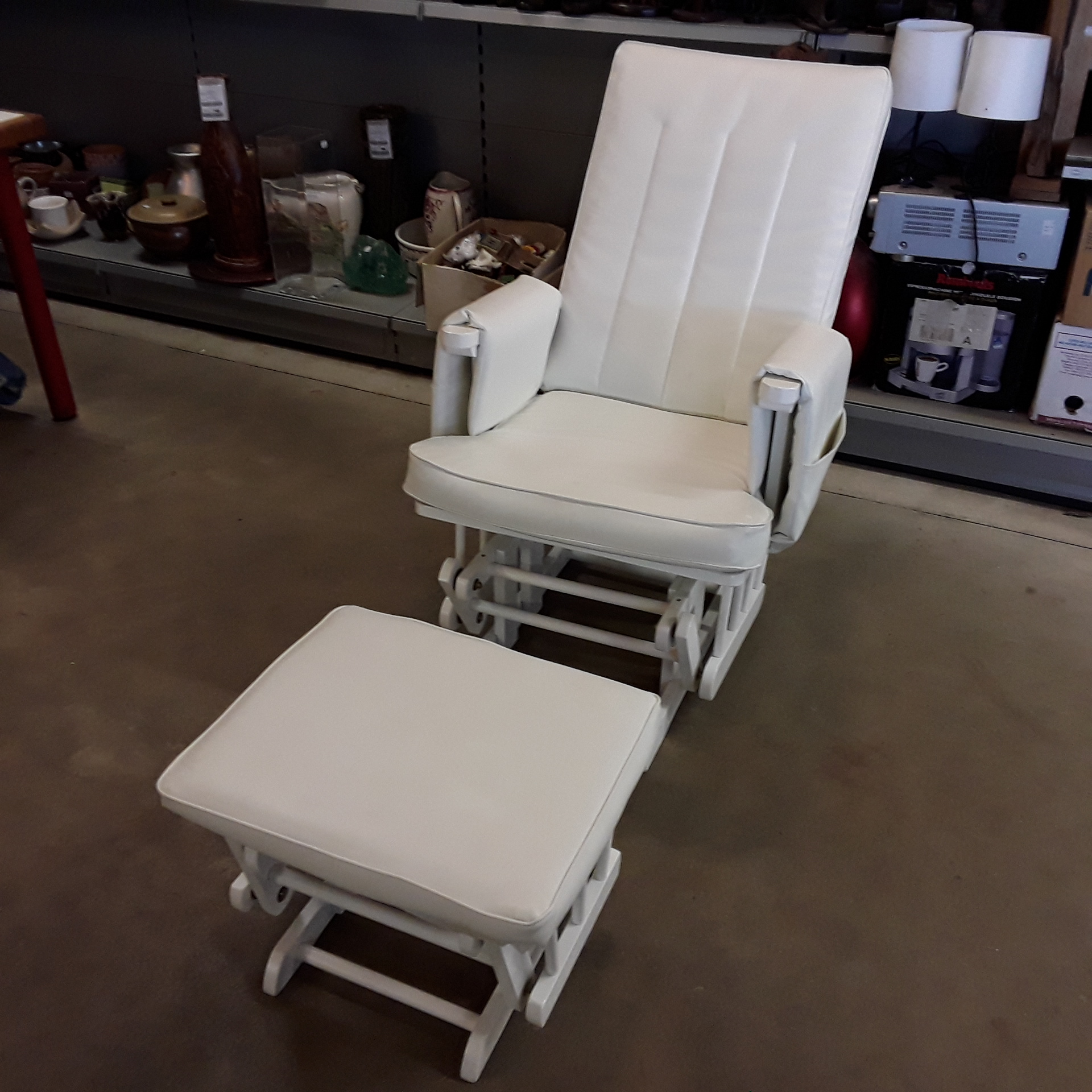 <p>Rocking Chair blanc avec<br />repose pied<br />80,00 € T.T.C<br /><a href="/Article/122828?type=depose" style="color:white;" target="_blank">Lien vers l&#39;article</a></p>