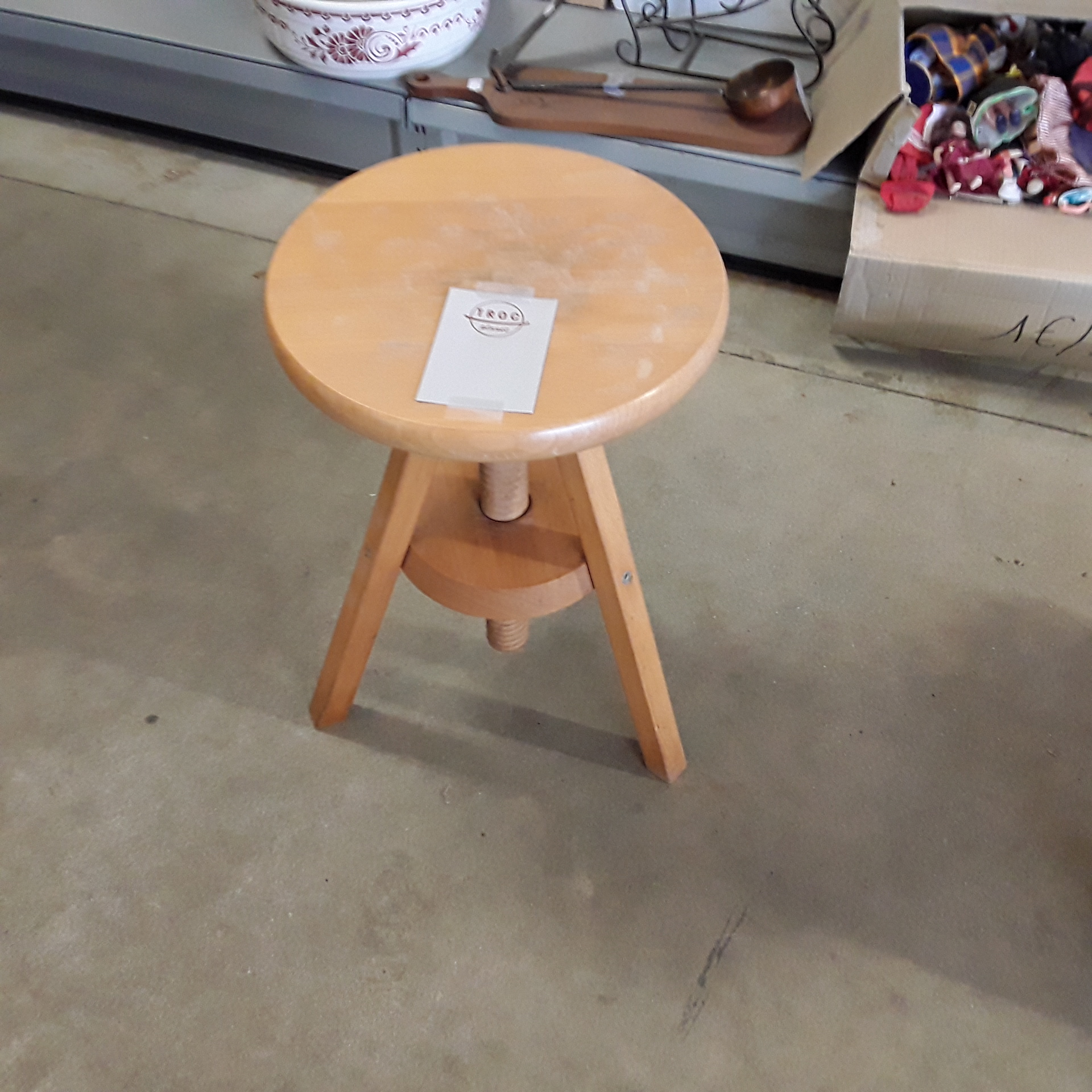 <p>Tabouret PM rond réglable<br />15,00 € T.T.C<br /><a href="/Article/121409?type=depose" style="color:white;" target="_blank">Lien vers l&#39;article</a></p>