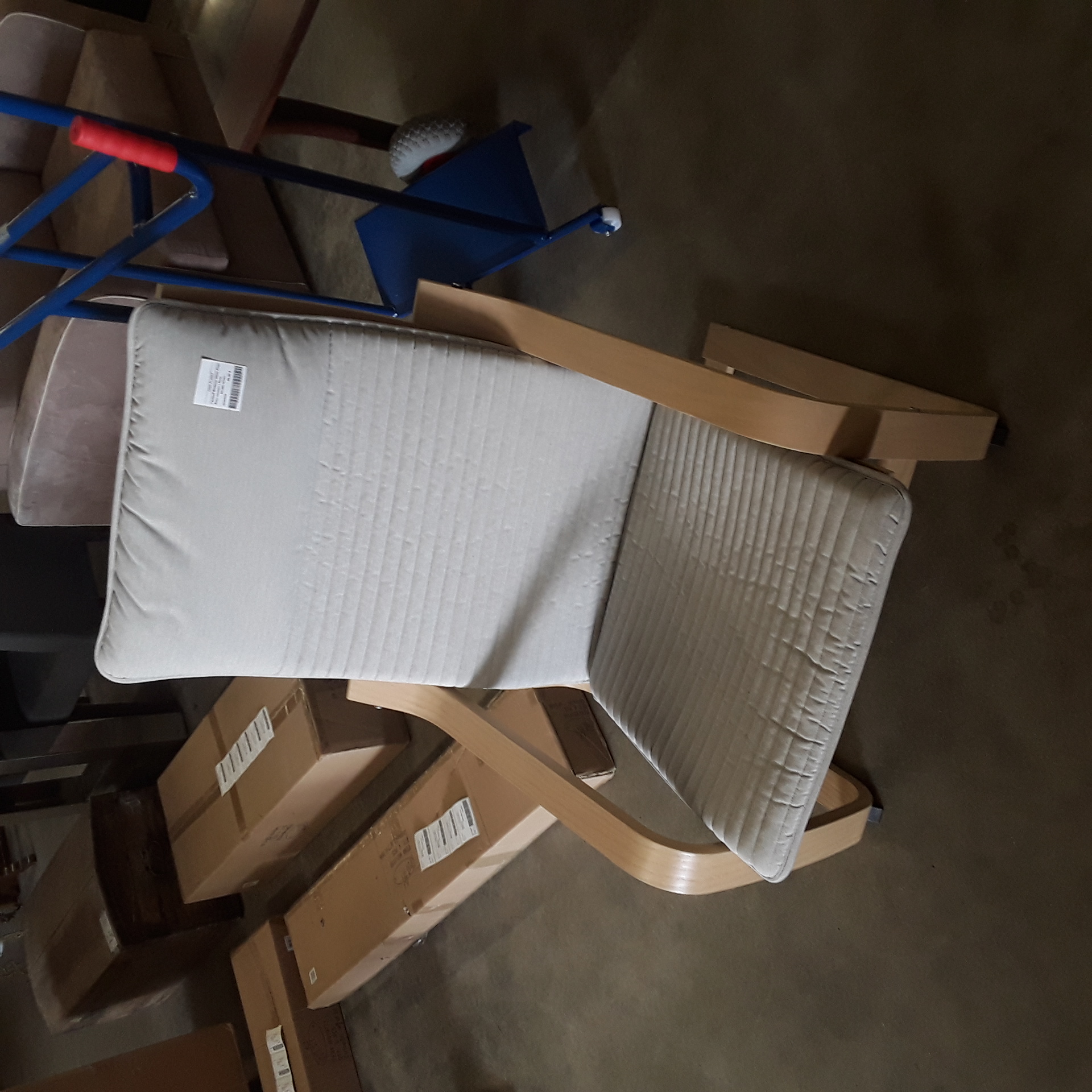 <p>Fauteuil Moderne blanc Poang<br />Avec coussin ( Ikea)<br />40,00 € T.T.C<br /><a href="/Article/123301?type=depose" style="color:white;" target="_blank">Lien vers l'article</a></p>