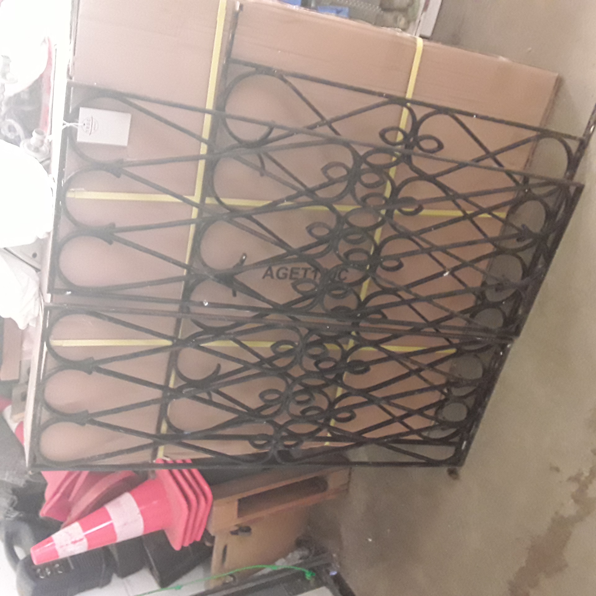 <p>Lot de grilles Fer forgé noir<br />80,00 € T.T.C<br /><a href="/Article/123976?type=depose" style="color:white;" target="_blank">Lien vers l'article</a></p>