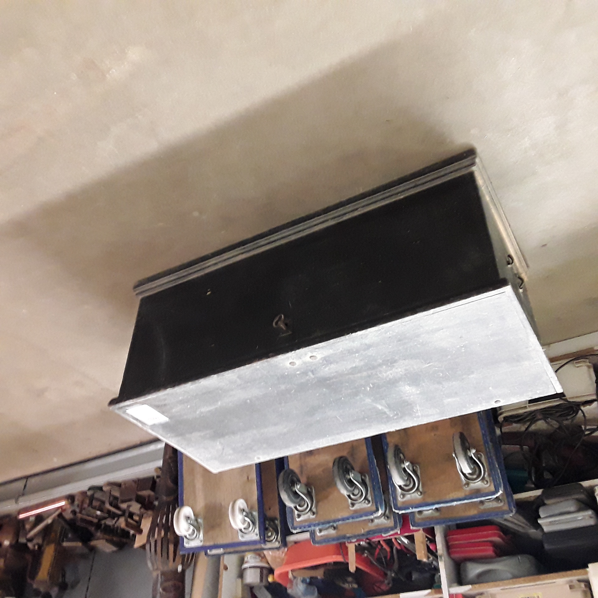 <p>Coffre en bois noir<br />GM  !!!! à traiter !!!!<br />20,00 € T.T.C<br /><a href="/Article/123193?type=depose" style="color:white;" target="_blank">Lien vers l'article</a></p>