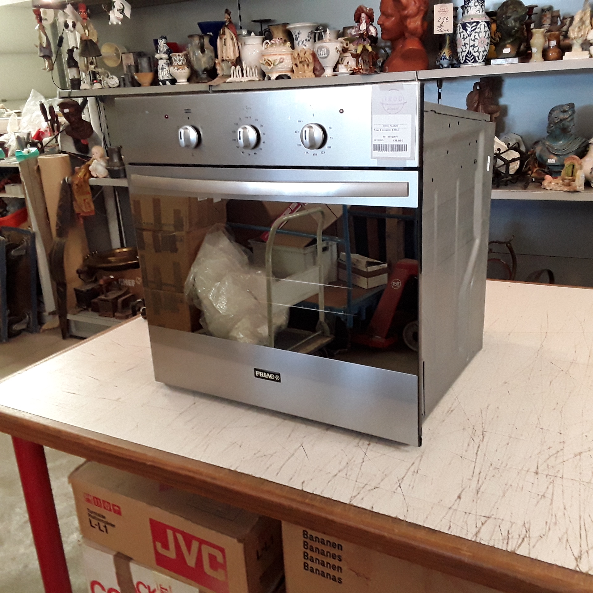 <p>Four à encaster FRIAC<br />125,00 € T.T.C<br /><a href="/Article/122971?type=depose" style="color:white;" target="_blank">Lien vers l'article</a></p>