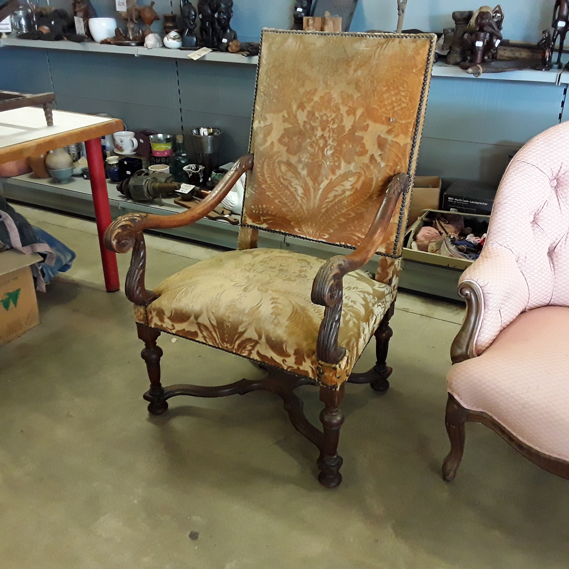 <p>Fauteuil style Louis XIII<br />50,00 € T.T.C<br /><a href="/Article/122063?type=depose" style="color:white;" target="_blank">Lien vers l&#39;article</a></p>